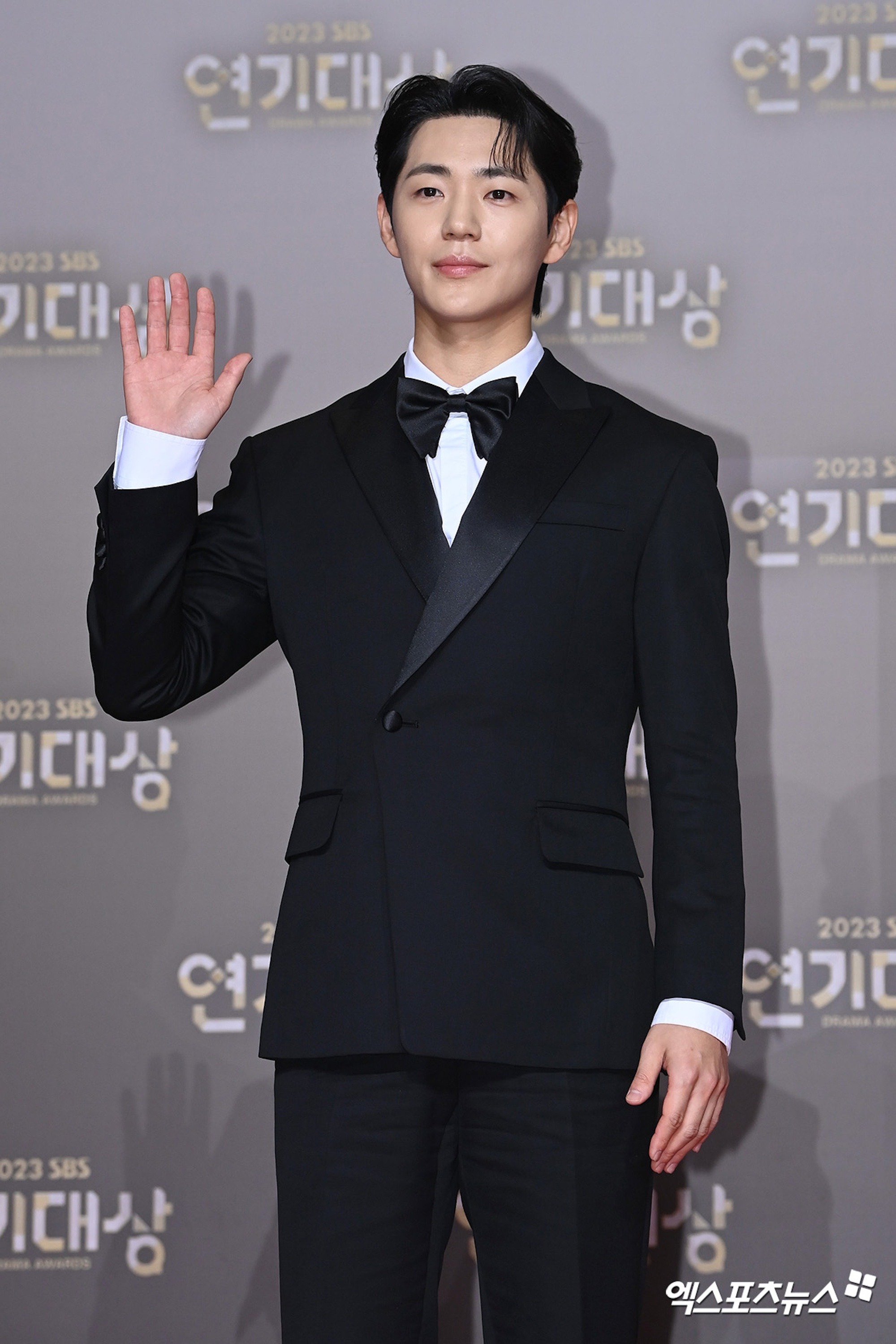 Kim Yoo Jung và loạt sao Hàn quyến rũ trên thảm đỏ- Ảnh 11.