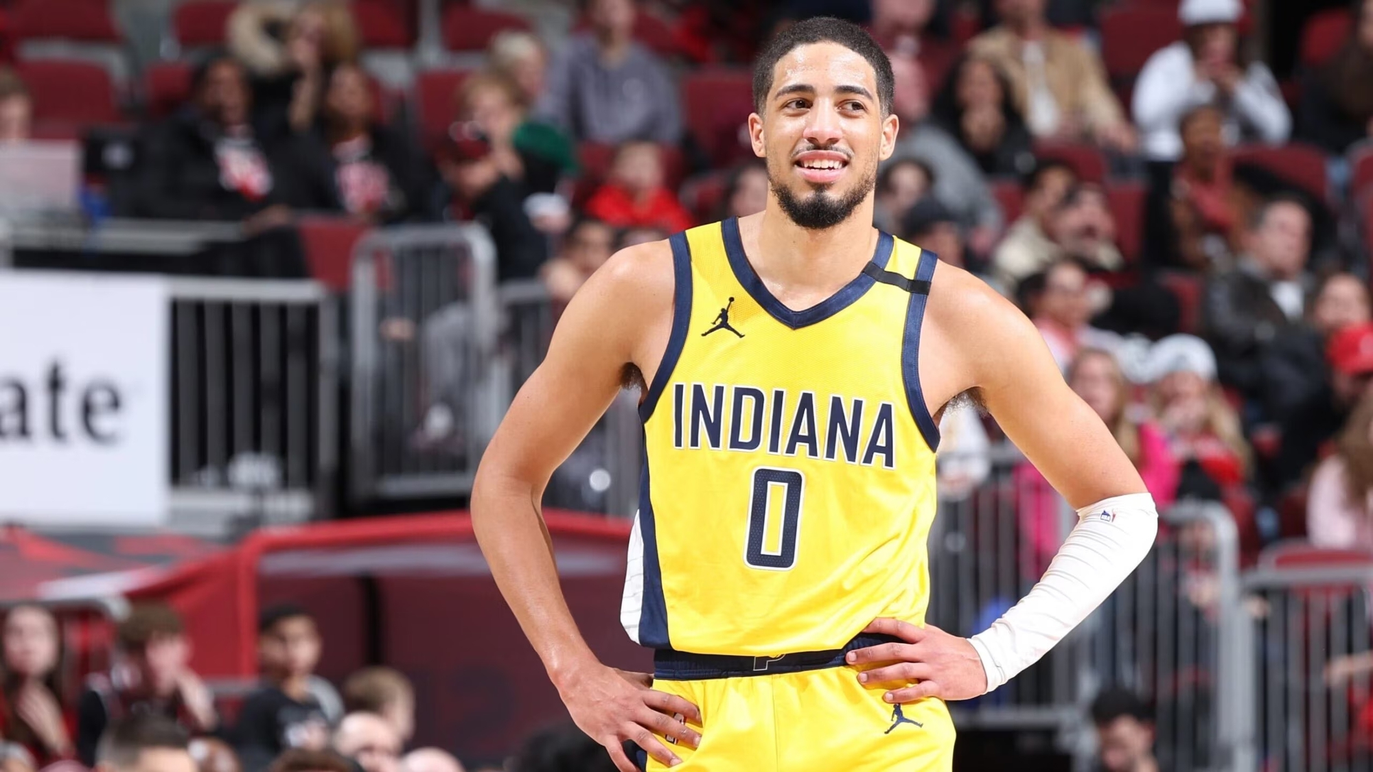 Sao bóng rổ nén đau thi đấu vẫn lập kỷ lục 'khủng' ở NBA- Ảnh 1. Sao bóng rổ nén đau thi đấu vẫn lập kỷ lục 'khủng' ở NBA- Ảnh 1.
