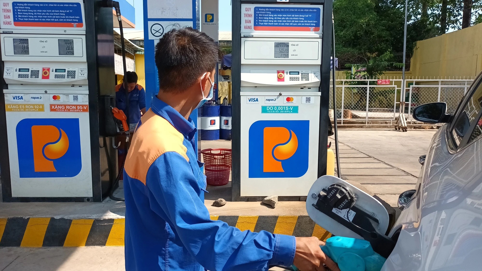 Để doanh nghiệp quyết giá xăng dầu được không?
