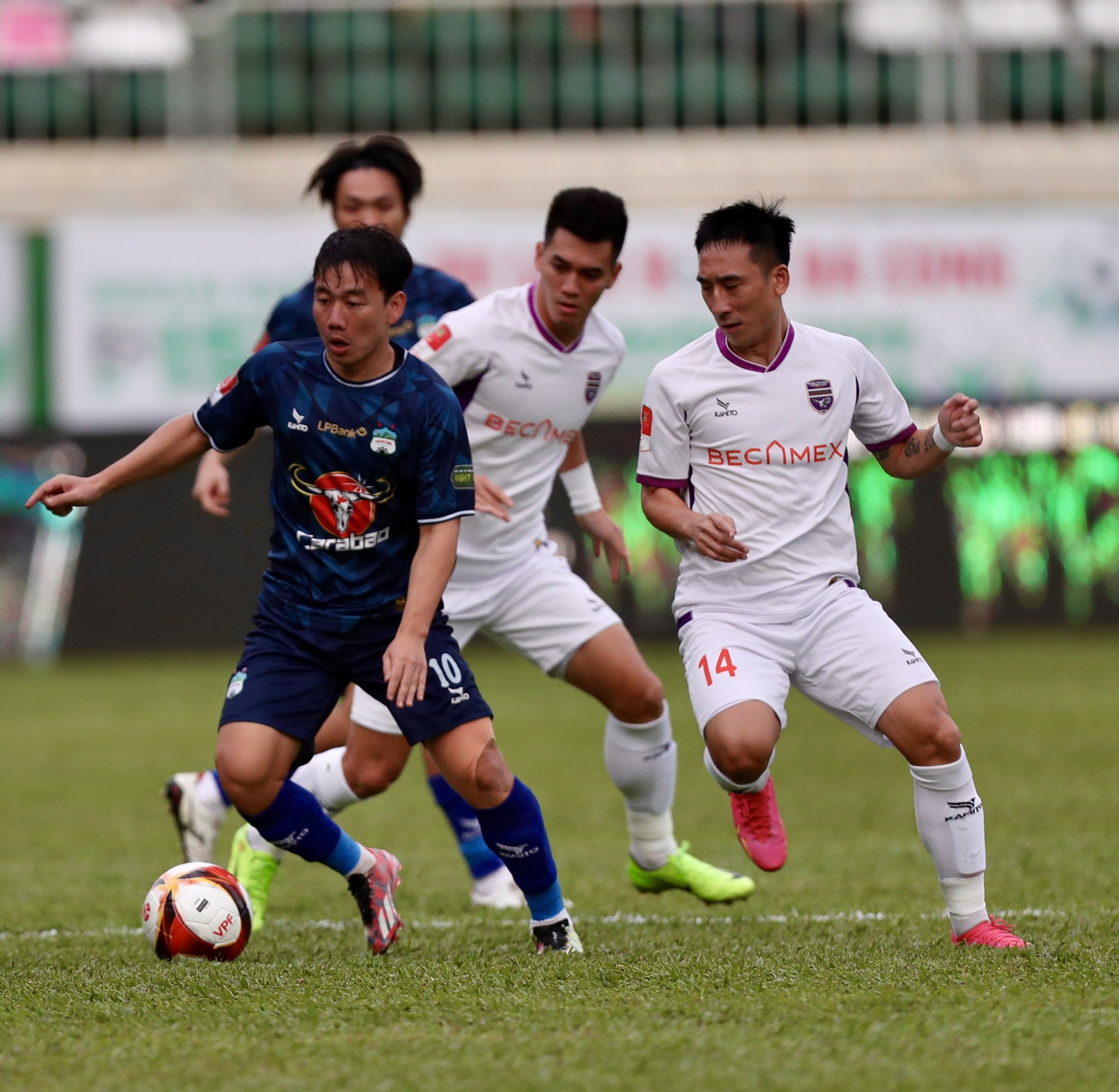 V-League: HAGL ghi bàn cực sớm, HLV Lê Huỳnh Đức bất phân thắng bại Kiatisak - Ảnh 2.
