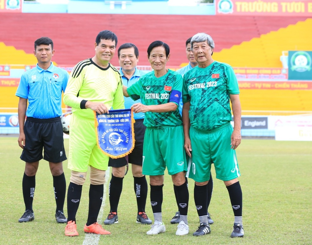 Danh thủ Hồ Thanh Cang trao cờ lưu niệm tại festival cựu cầu thủ bóng đá Việt Nam