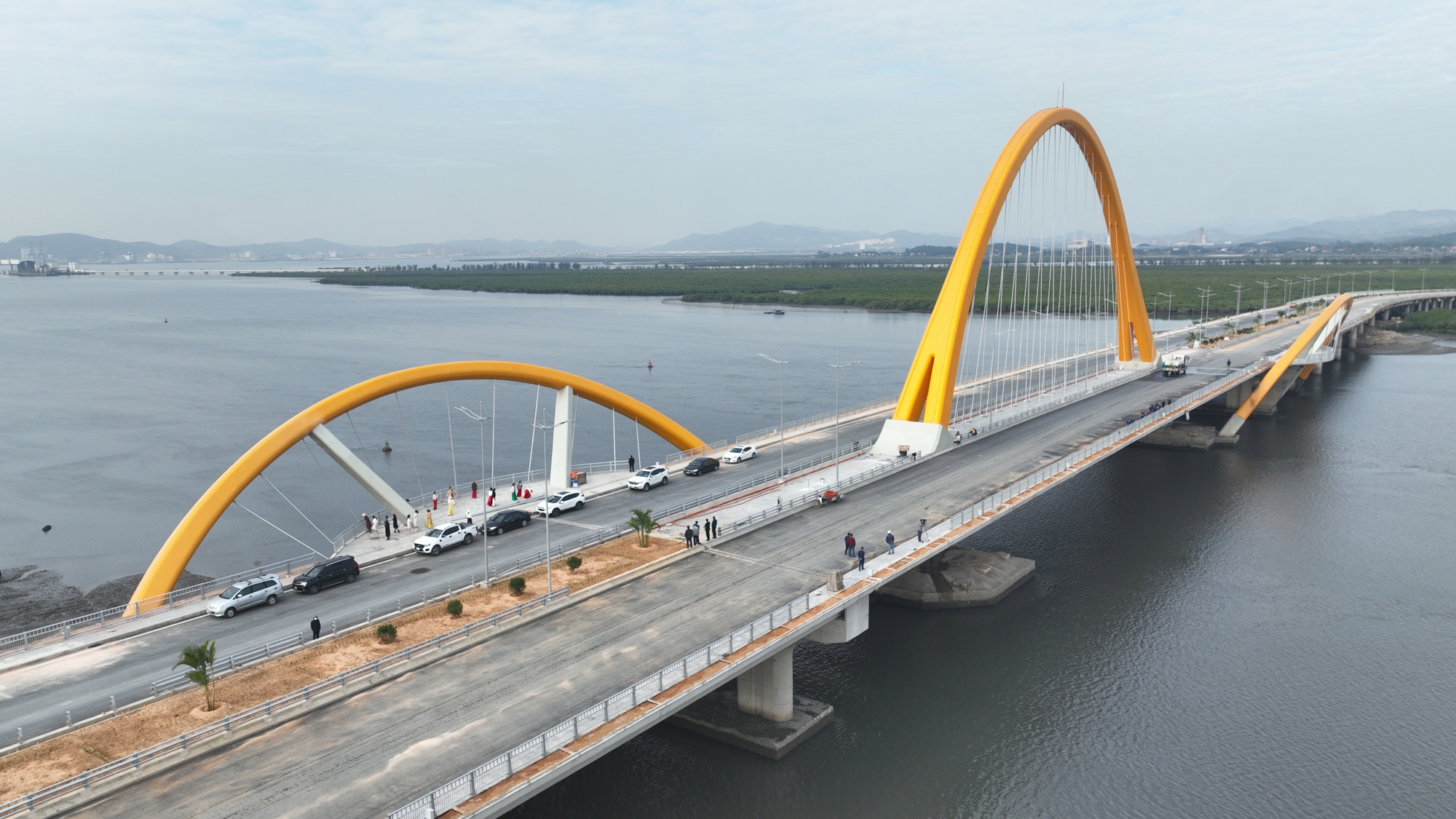 Quảng Ninh khánh thành cây cầu hơn 1.700 tỉ nối đôi bờ vịnh Cửa Lục- Ảnh 2.