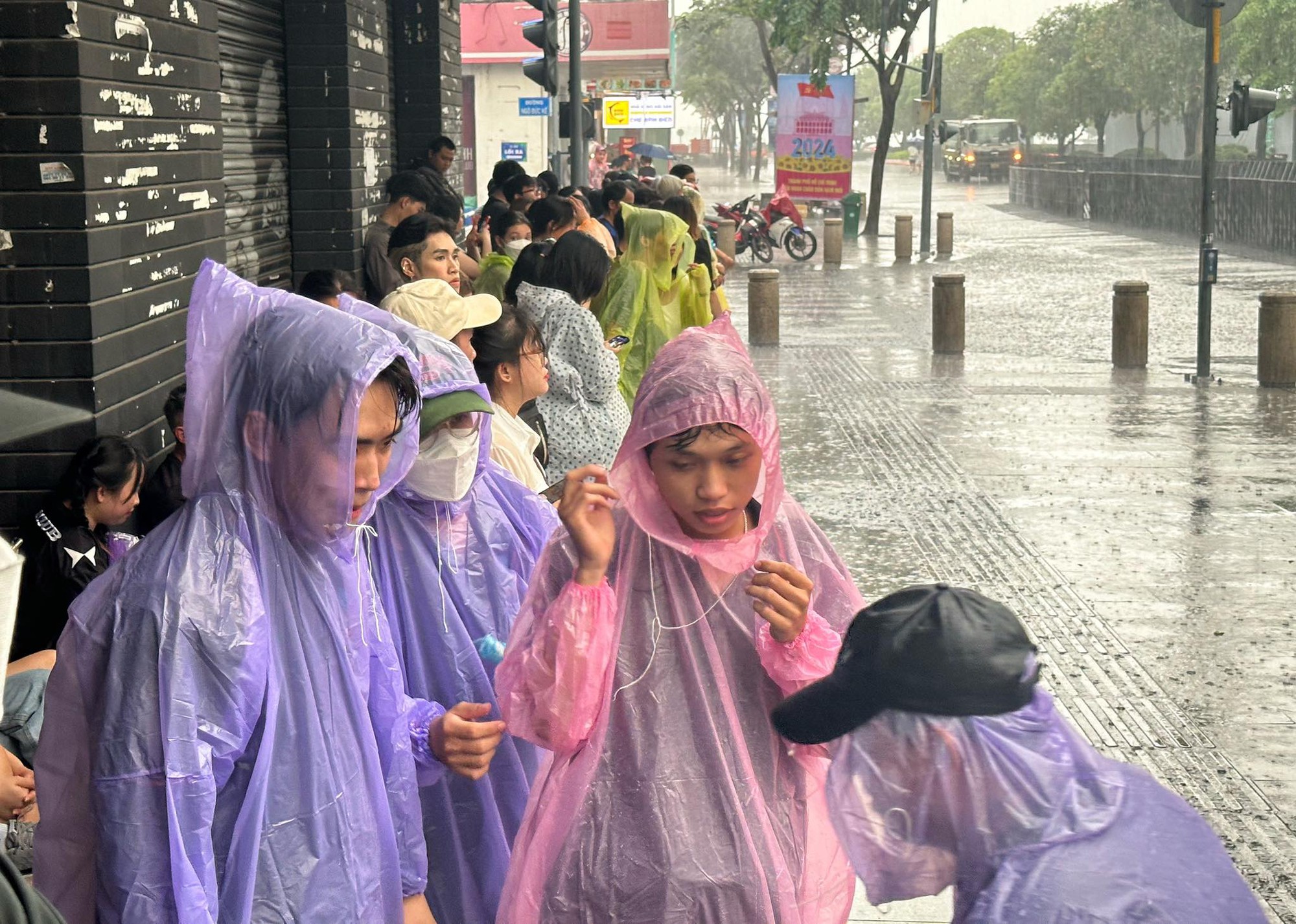 Trung tâm TP.HCM: Bất ngờ mưa, dòng người Phố đi bộ Nguyễn Huệ vẫn nán chờ tìm chỗ đẹp xem pháo hoa- Ảnh 11.