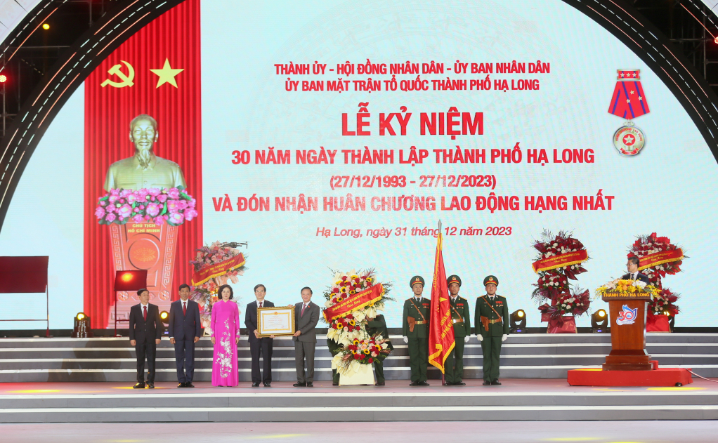 TP.Hạ Long đón nhận Huân chương Lao động hạng nhất- Ảnh 1.