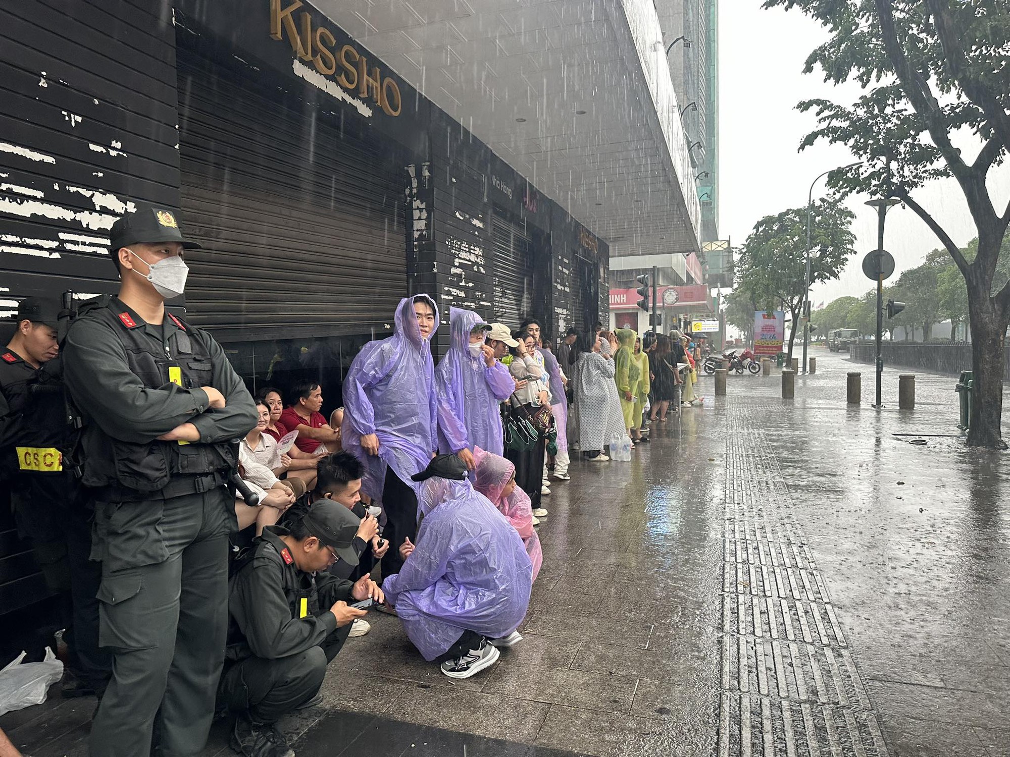 Trung tâm TP.HCM: Bất ngờ mưa, dòng người Phố đi bộ Nguyễn Huệ vẫn nán chờ tìm chỗ đẹp xem pháo hoa- Ảnh 10.
