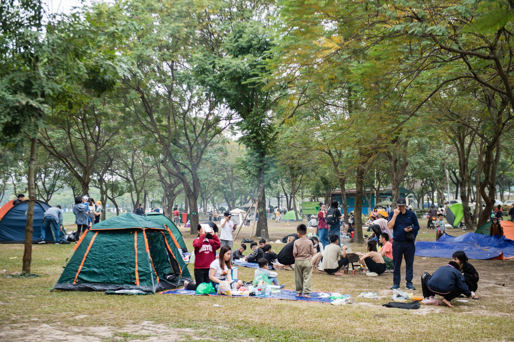 Nghỉ tết Dương lịch, người Hà Nội ùn ùn đến công viên, vườn thú vui chơi- Ảnh 2.