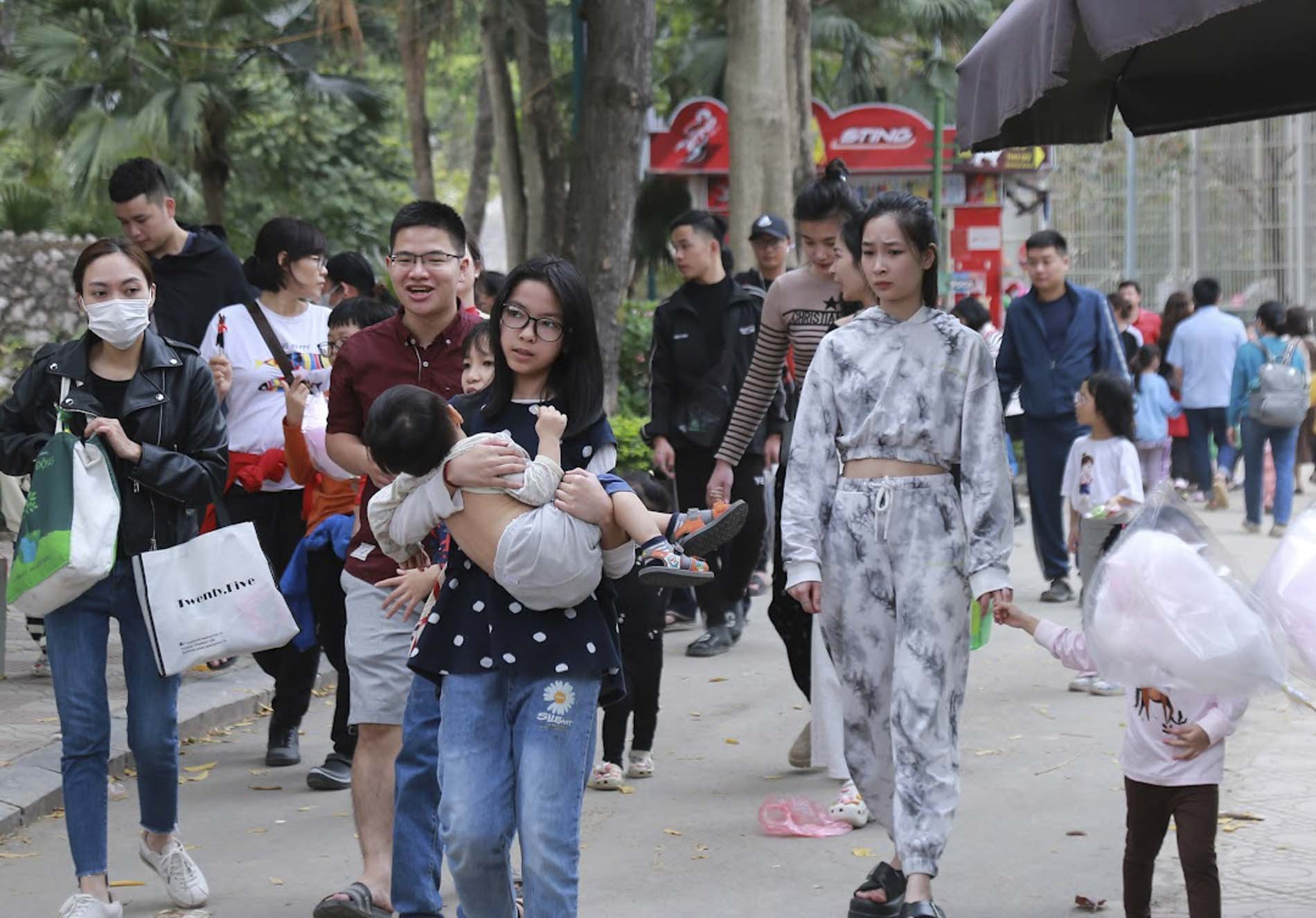 Nghỉ tết Dương lịch, người Hà Nội ùn ùn đến công viên, vườn thú vui chơi- Ảnh 10.
