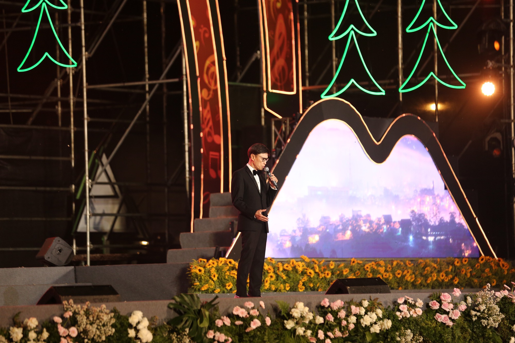Tuấn Ngọc tự tin khoe giọng hát trước 35.000 khán giả ở tuổi 76- Ảnh 2.