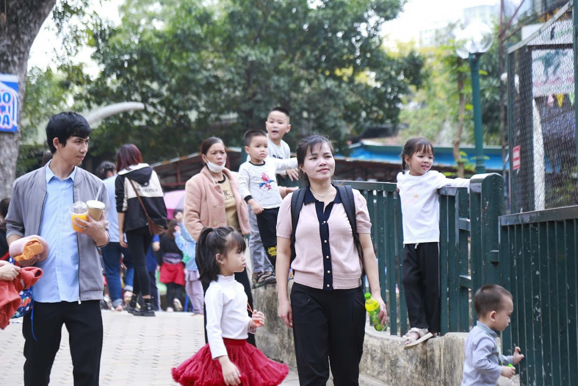 Nghỉ tết Dương lịch, người Hà Nội ùn ùn đến công viên, vườn thú vui chơi- Ảnh 9.