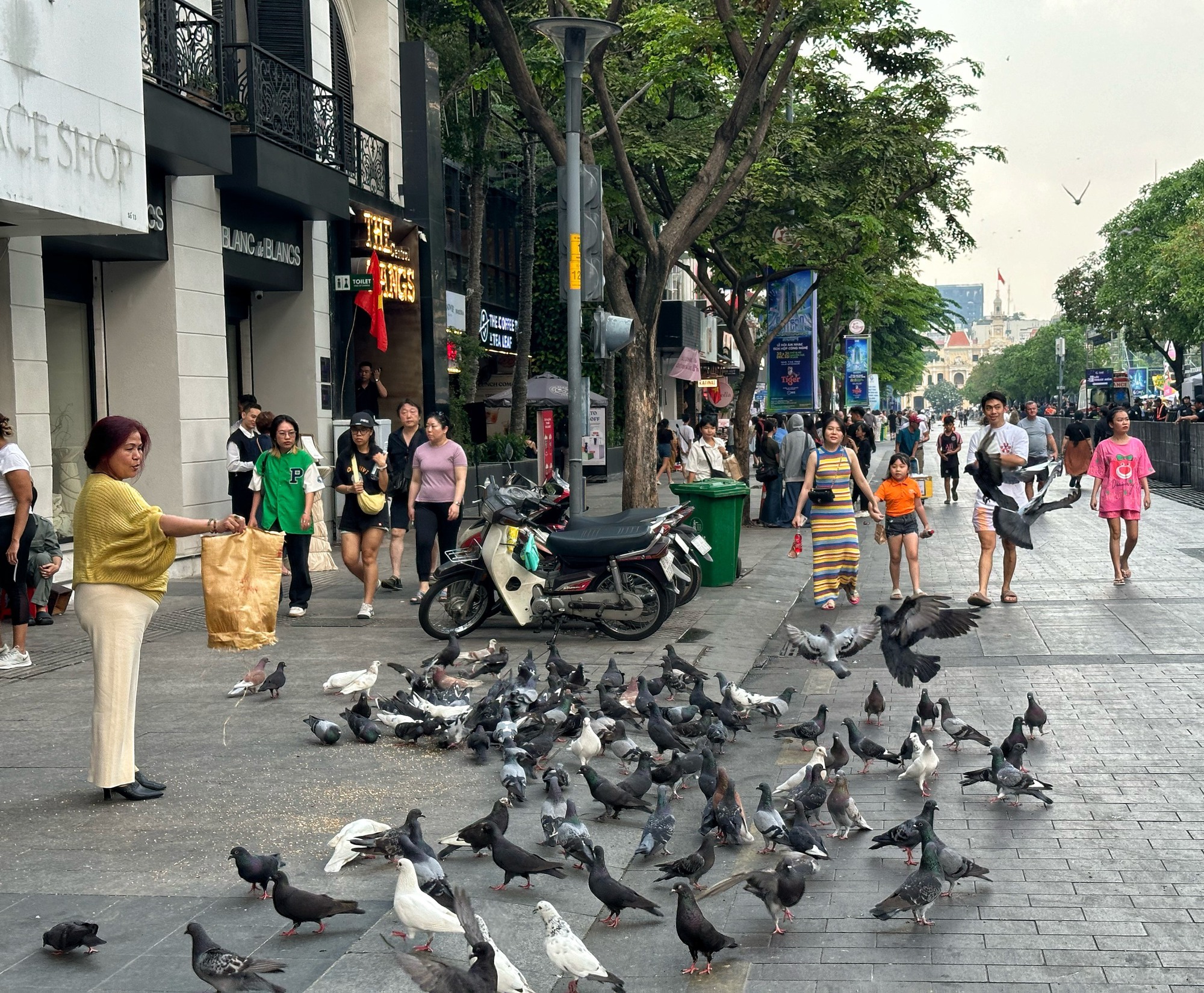 Trung tâm TP.HCM: Bất ngờ mưa, dòng người Phố đi bộ Nguyễn Huệ vẫn nán chờ tìm chỗ đẹp xem pháo hoa- Ảnh 5.