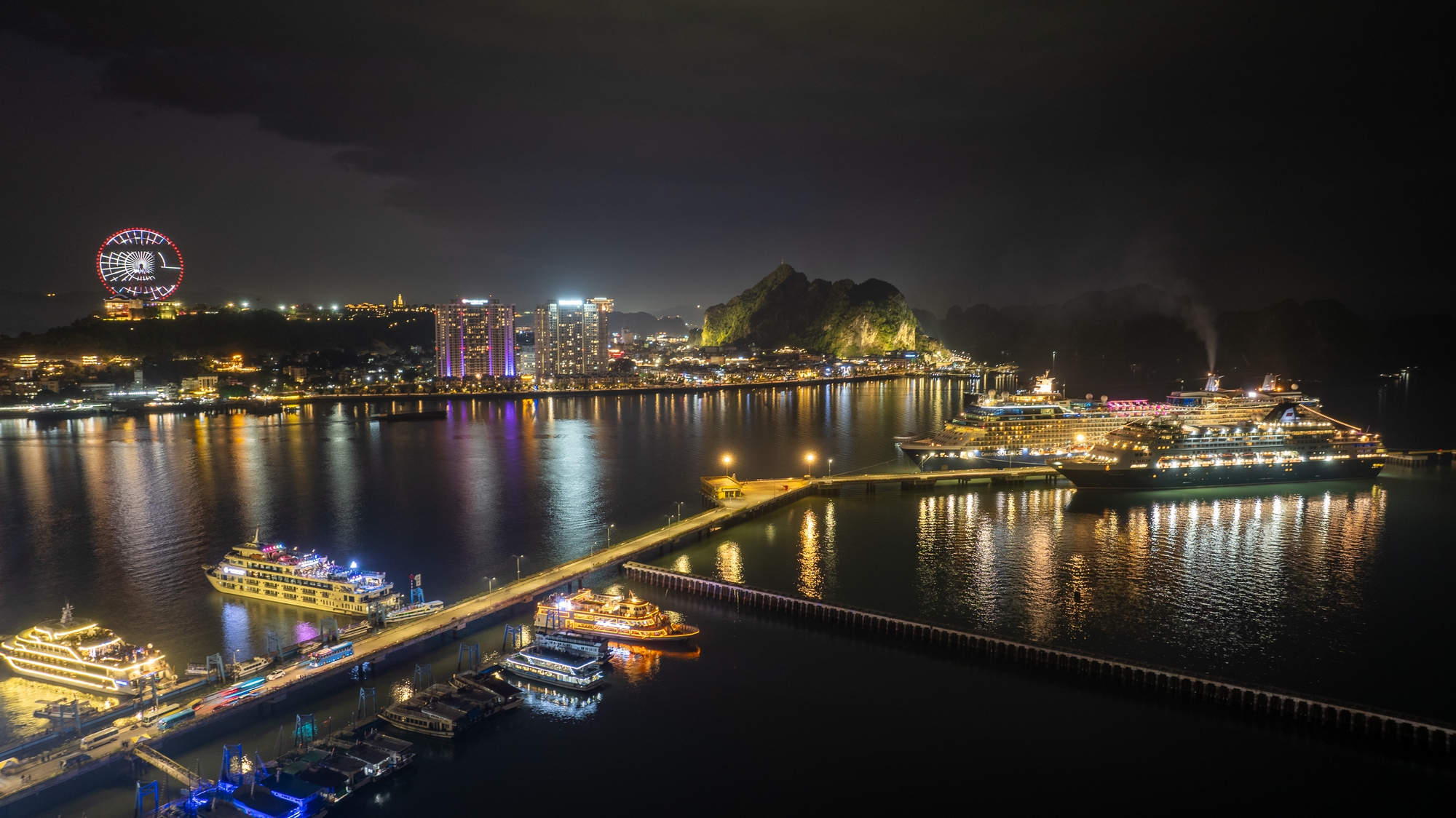 Ngắm vịnh Hạ Long lộng lẫy ánh đèn đón chào năm mới 2024- Ảnh 7.