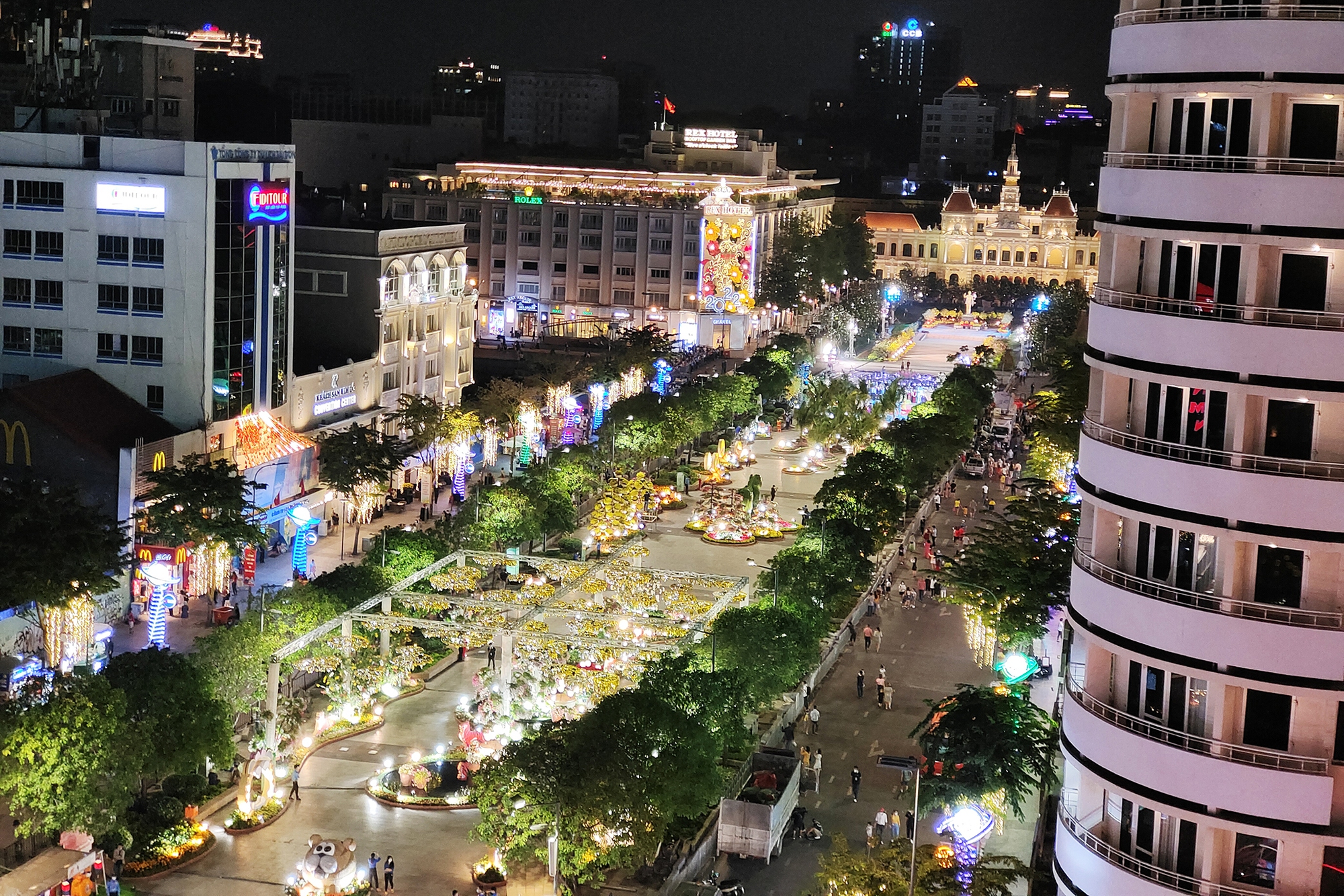 Phố đi bộ Nguyễn Huệ: điểm đến hấp dẫn về đêm ở Sài Gòn