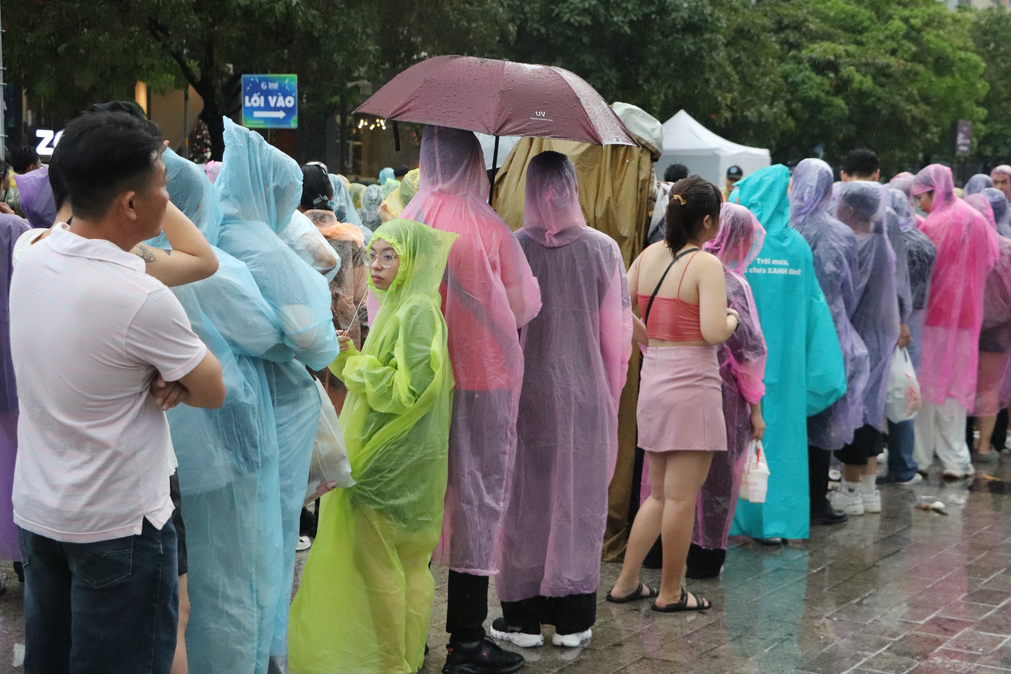 Bất chấp trời đổ mưa lớn, hàng ngàn người xếp hàng để chờ countdown đón năm mới- Ảnh 1.