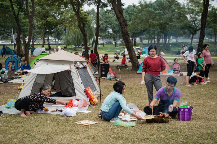 Nghỉ tết Dương lịch, người Hà Nội ùn ùn đến công viên, vườn thú vui chơi- Ảnh 1.