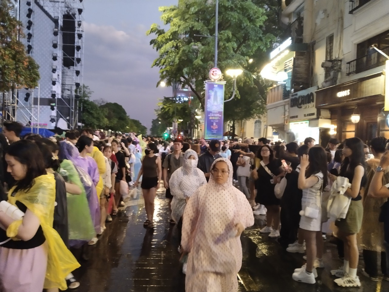 Bất chấp trời đổ mưa lớn, hàng ngàn người xếp hàng để chờ countdown đón năm mới- Ảnh 4.