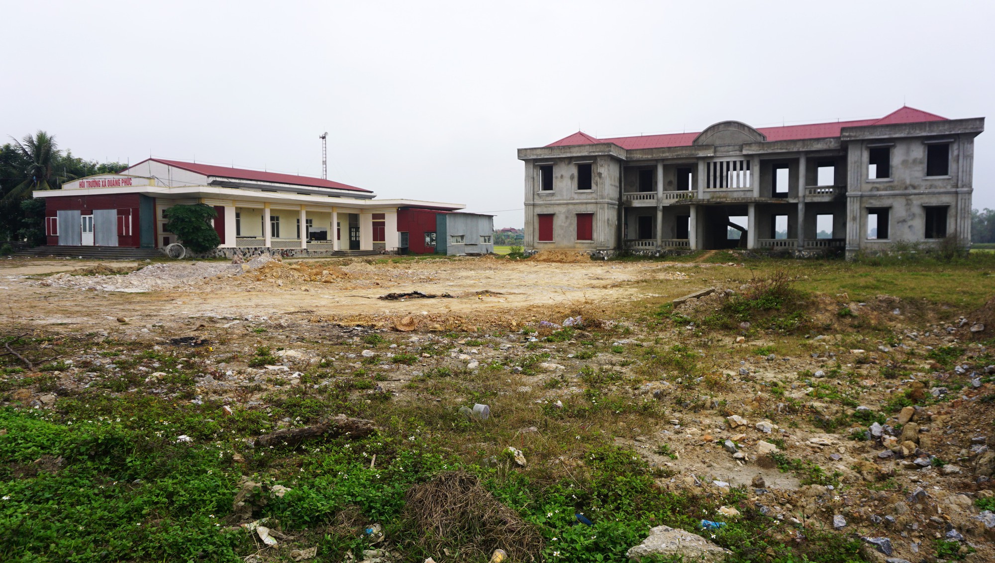 Cận cảnh công sở mới bỏ hoang, lãng phí ở Thanh Hóa - Ảnh 2.