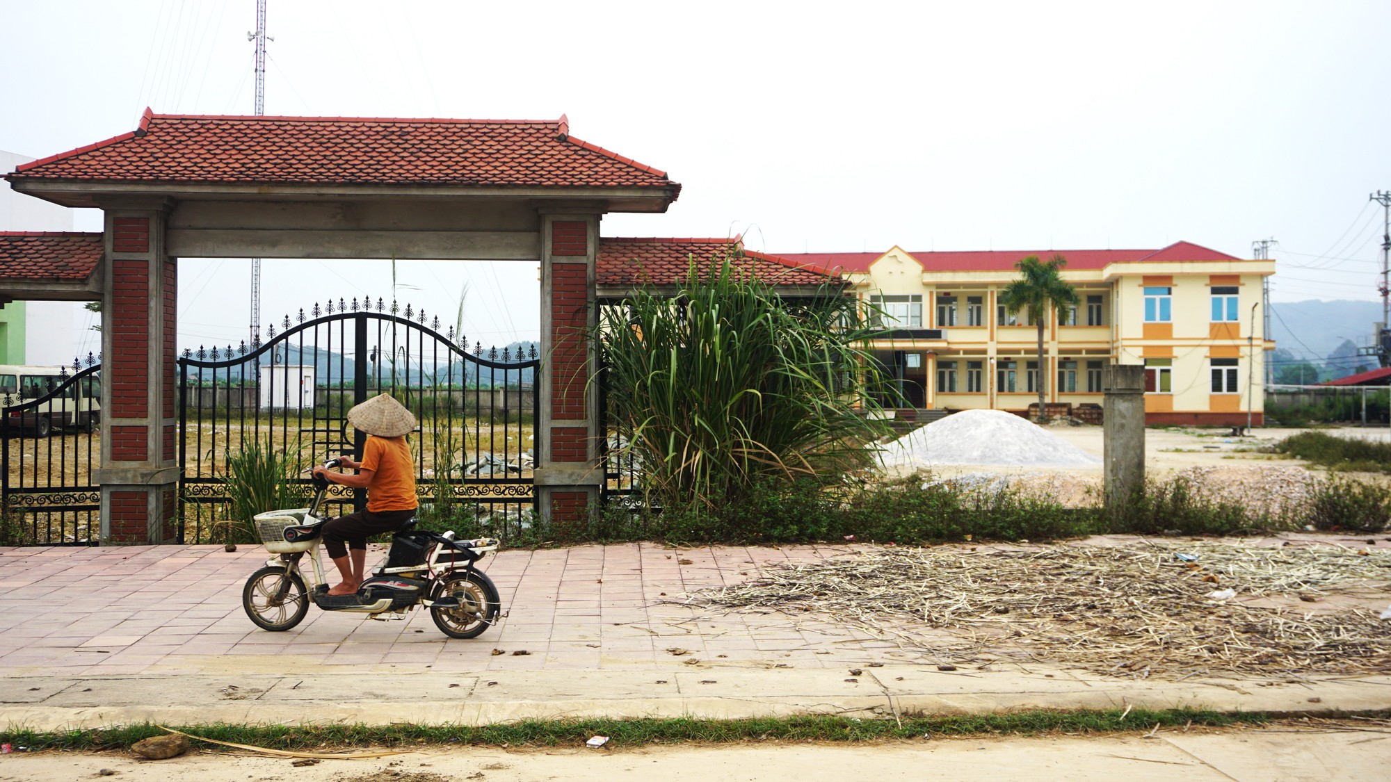 Cận cảnh công sở mới bỏ hoang, lãng phí ở Thanh Hóa - Ảnh 5.