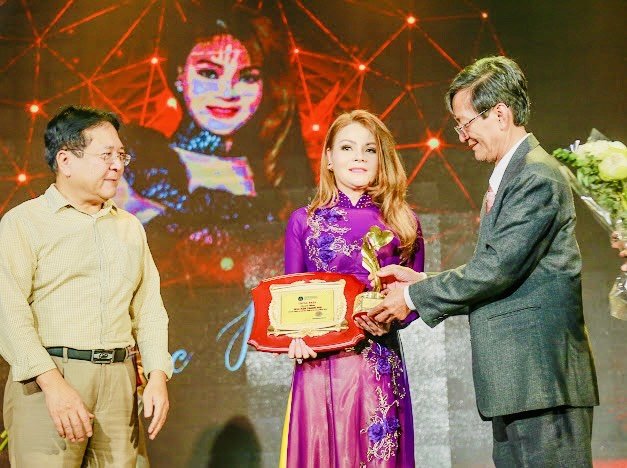 Hoa hậu Thanh Mai xúc động nhận vinh danh 'Doanh nhân vì cộng đồng 2023' - Ảnh 1.