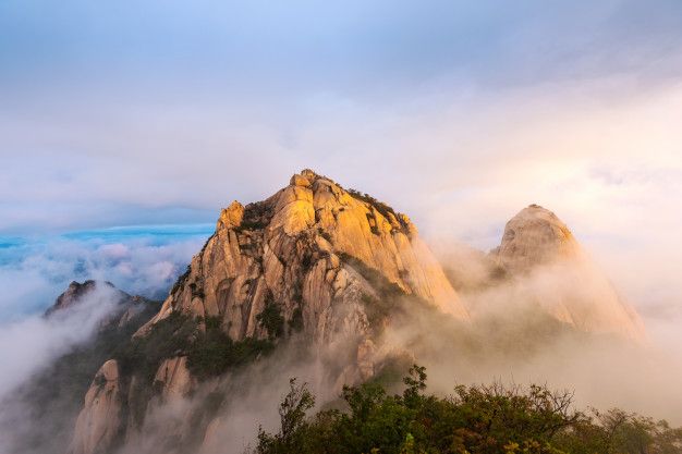 Những ngọn núi phơi sương đẹp như tranh vẽ ở Hàn Quốc  - Ảnh 4.