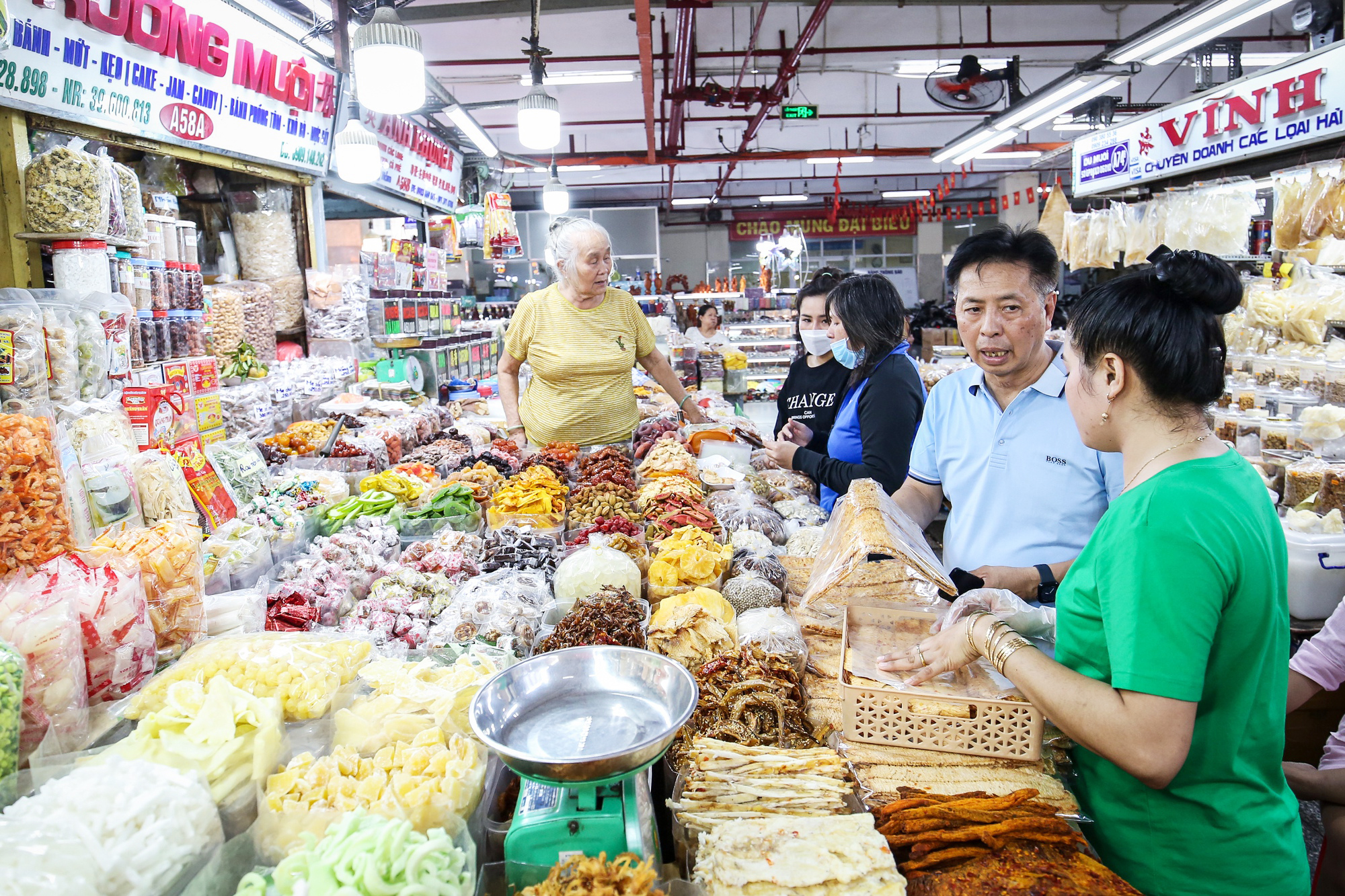 Hàng tết tại chợ, siêu thị đã sẵn sàng, chỉ còn chờ người muaẢnh: NHẬT THỊNH Hàng tết tại chợ, siêu thị đã sẵn sàng, chỉ còn chờ người muaẢnh: NHẬT THỊNH