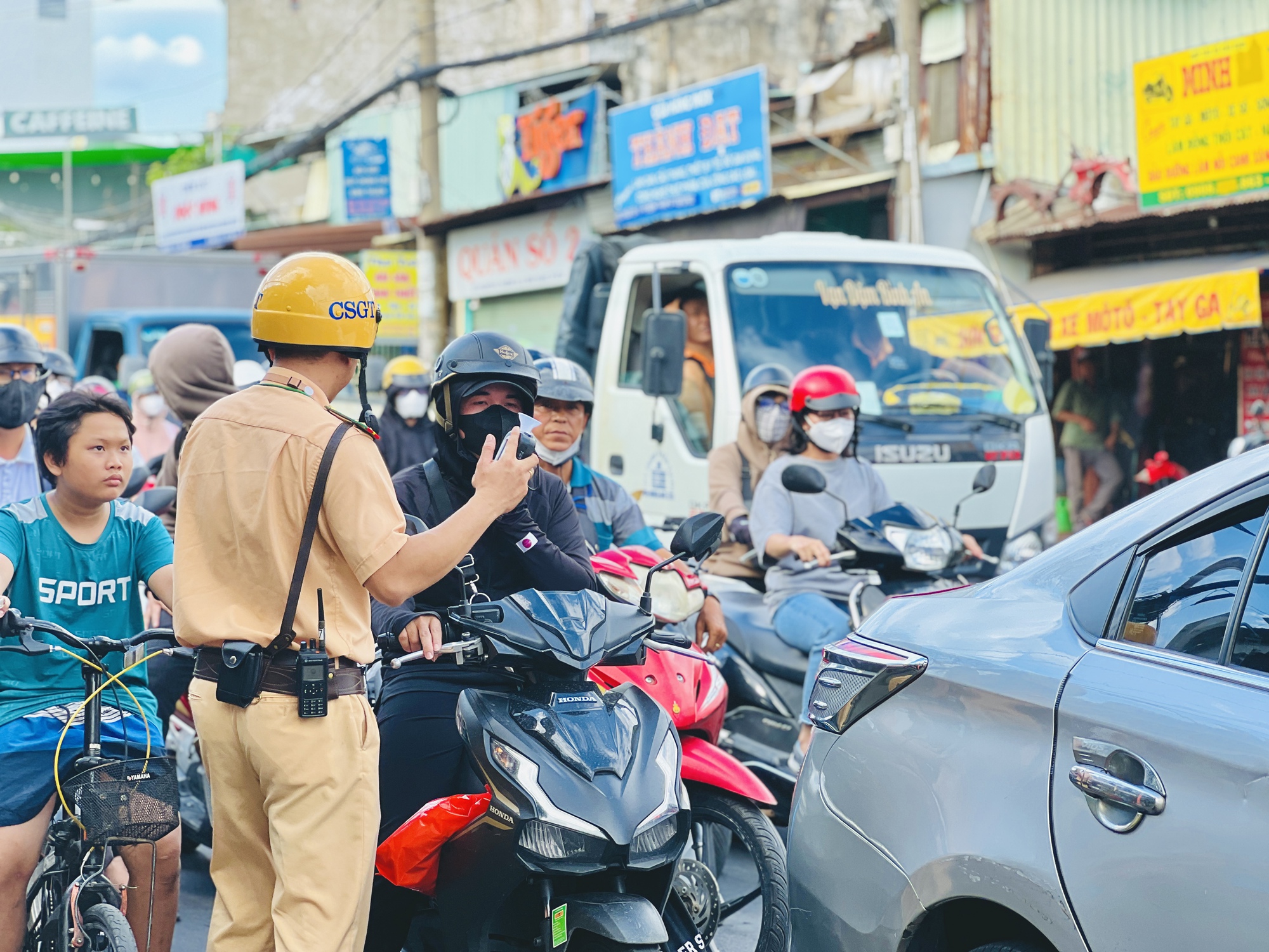 CSGT TP.HCM thay đổi phương án đo nồng độ cồn ban ngày cụ thể thế nào? - Ảnh 3. CSGT TP.HCM thay đổi phương án đo nồng độ cồn ban ngày cụ thể thế nào? - Ảnh 3.