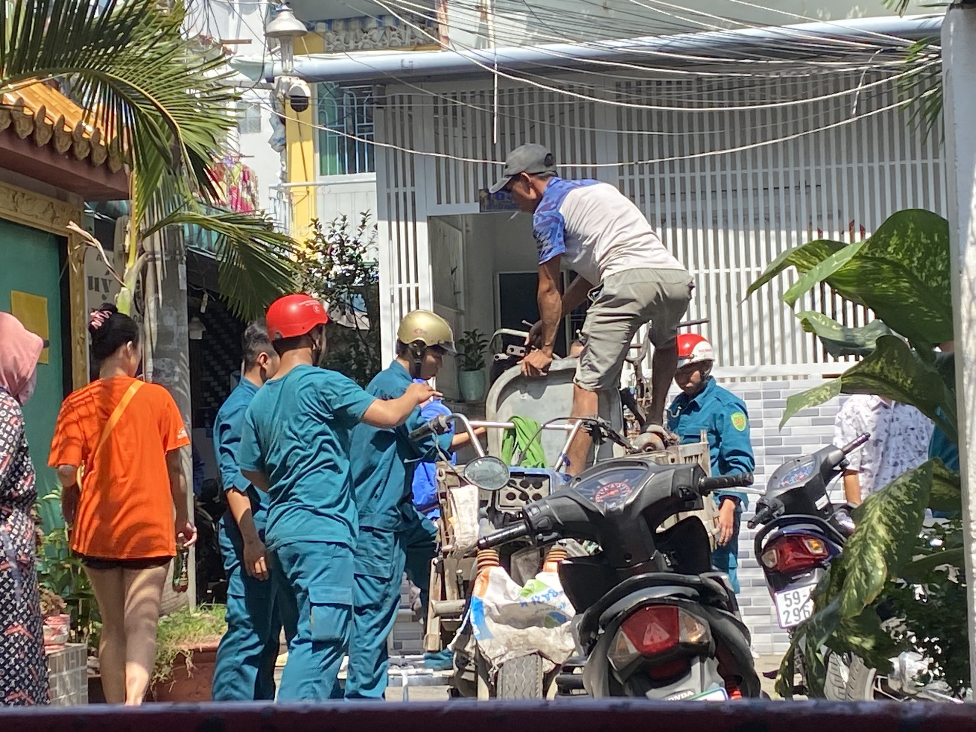 Hàng xóm căn nhà cháy ở Q.4 dập lửa, bàng hoàng thương tiếc bé gái tử vong - Ảnh 5.