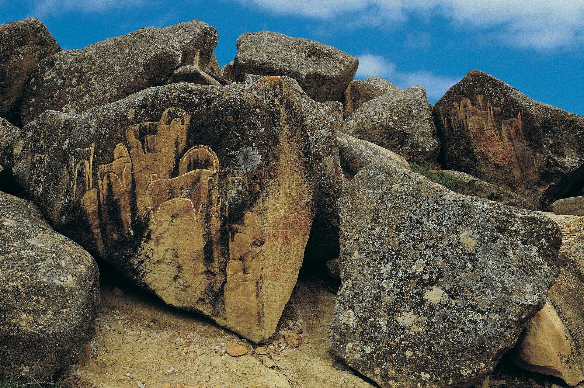 Nữ du khách Việt khám phá chứng tích người tiền sử tại bảo tàng Gobustan, Azerbaijan - Ảnh 3.