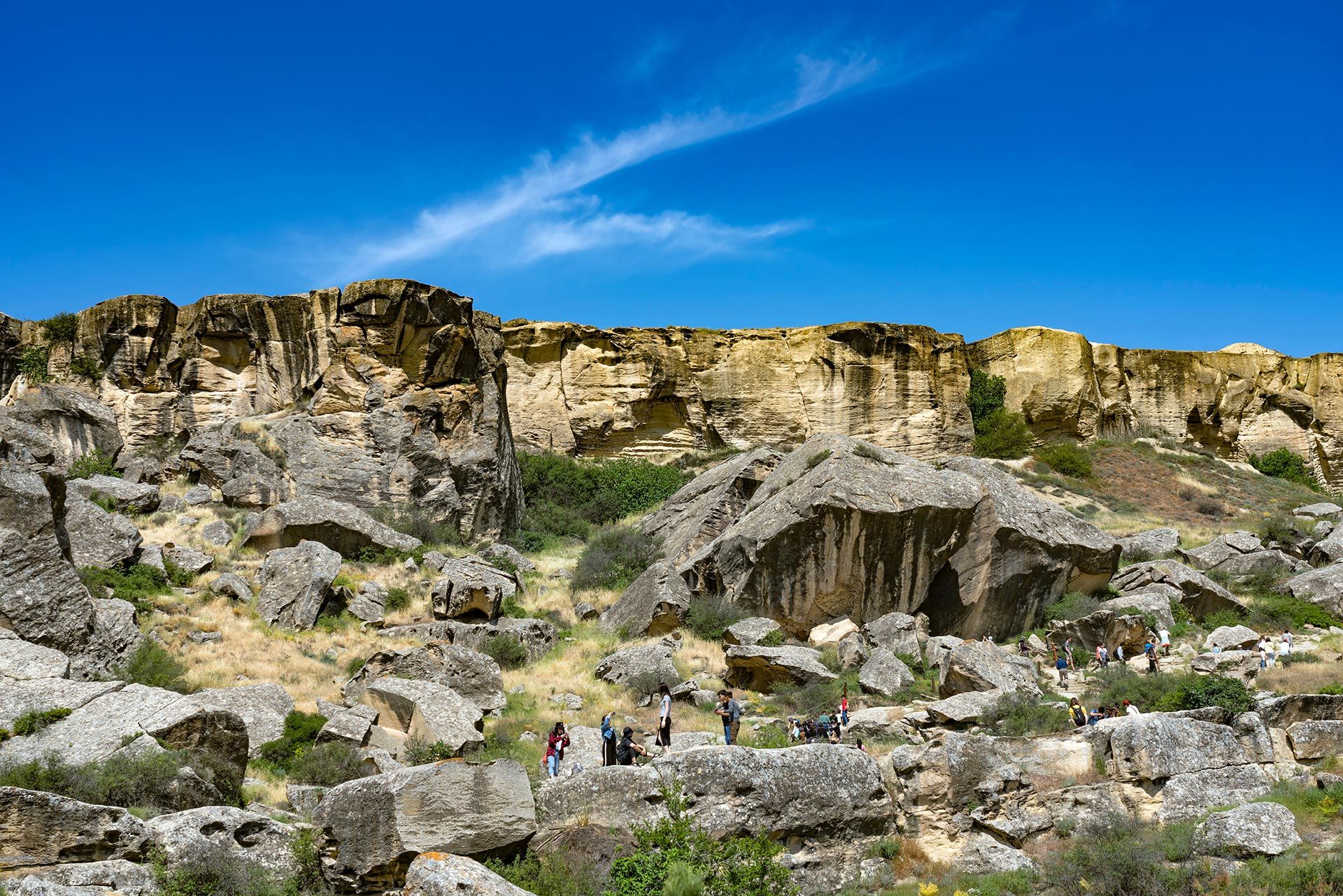 Nữ du khách Việt khám phá chứng tích người tiền sử tại bảo tàng Gobustan, Azerbaijan - Ảnh 4.