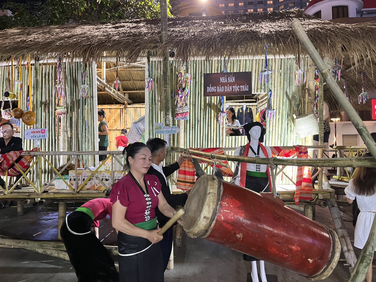 Du khách hào hứng trải nghiệm du lịch Tây Bắc tại phố đi bộ Nguyễn Huệ - Ảnh 3. Du khách hào hứng trải nghiệm du lịch Tây Bắc tại phố đi bộ Nguyễn Huệ - Ảnh 3.
