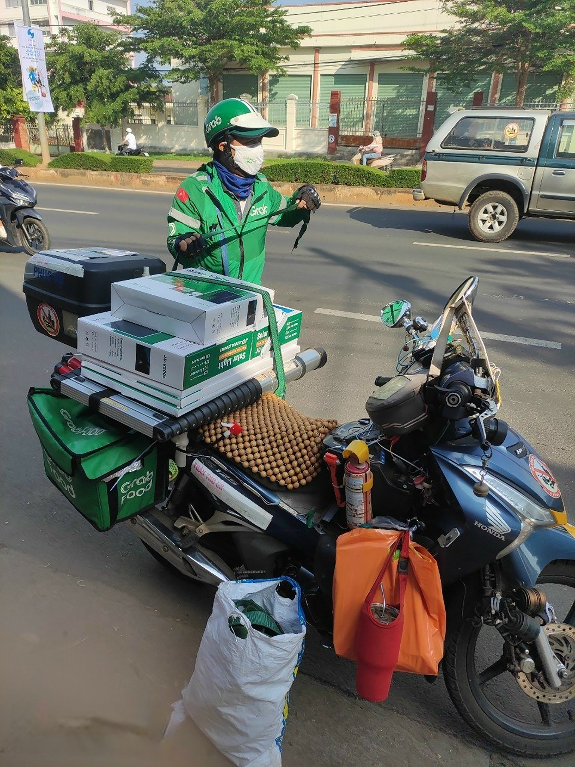 Ngoài giao hàng và giao đồ ăn, trước đây anh Đạt còn dành chỗ để mang đồ sửa xe, đồ sơ cứu phòng khi có người cần giúp đỡ  Ảnh: NVCC