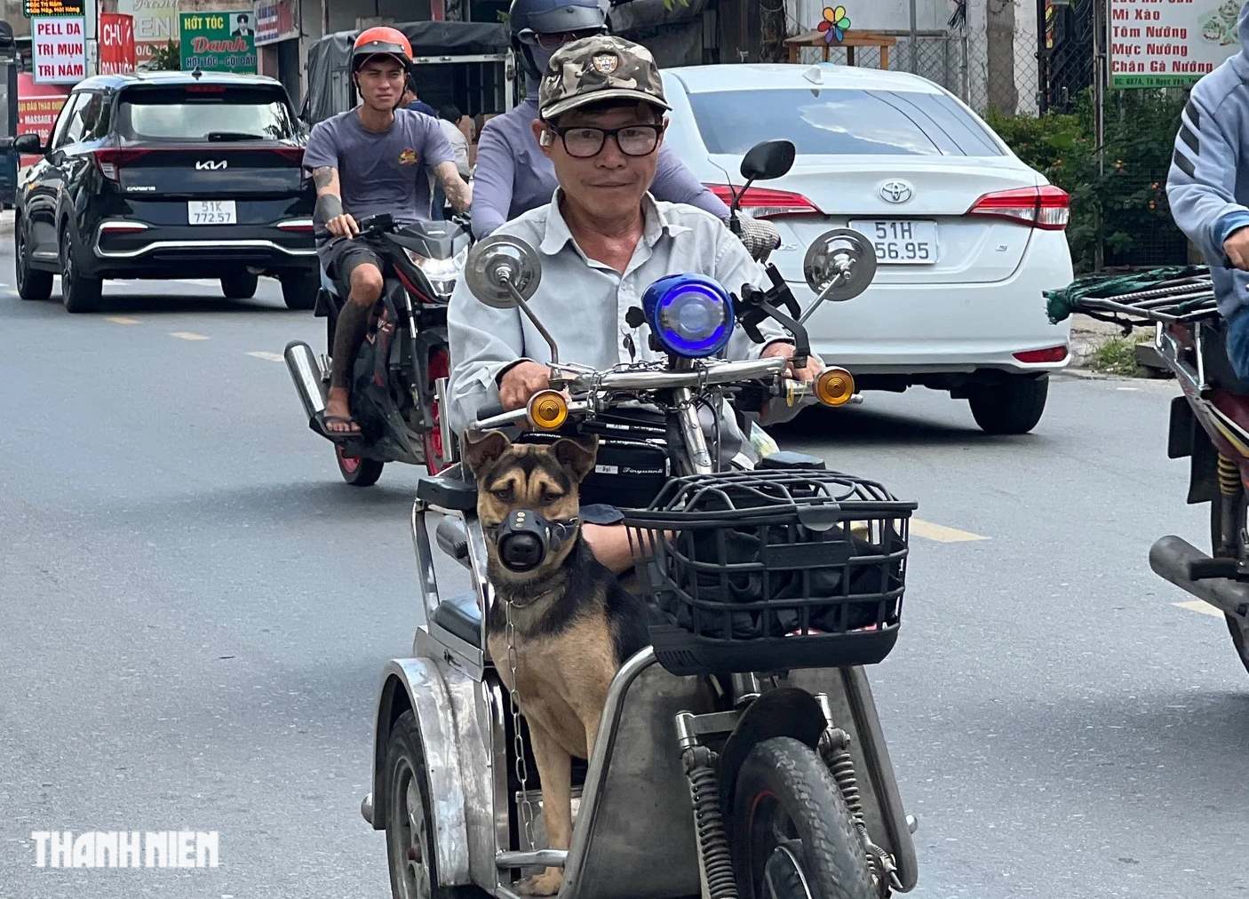 Người đàn ông bán vé số nhường phần cơm để nuôi chú chó bầu bạn  - Ảnh 1.