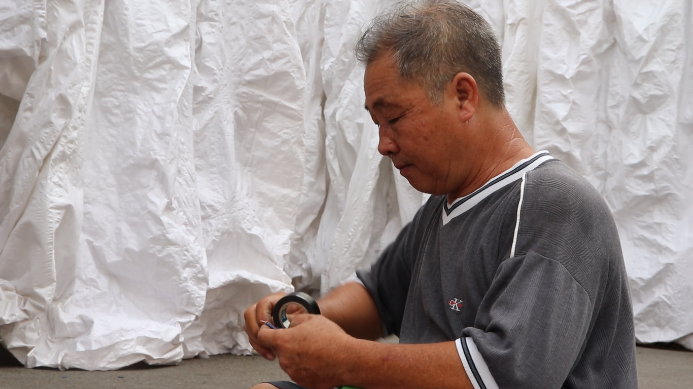 Những người thợ ‘có tuổi’ làm nghề trang trí hang đá tại xóm đạo lớn nhất TP.HCM - Ảnh 4.