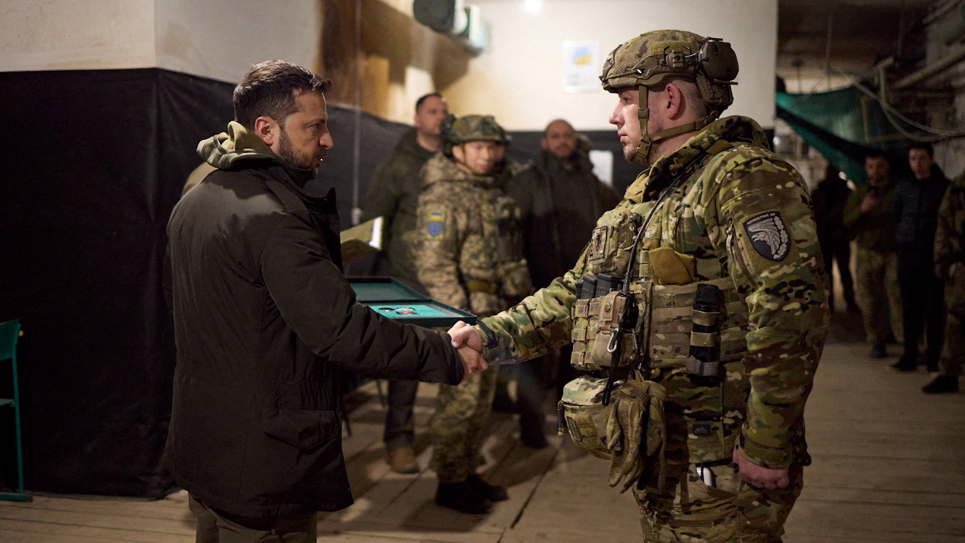 Ukraine tăng cường quân đội khi mệt mỏi xung đột đè nặng - Ảnh 1.