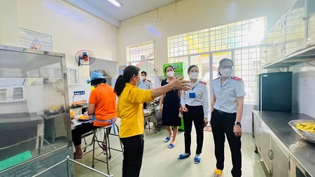 Kiểm tra ATTP bữa ăn bán trú của hơn 2.000 trường học tại TP.HCM, có những gì? - Ảnh 1. Kiểm tra ATTP bữa ăn bán trú của hơn 2.000 trường học tại TP.HCM,ểmtrabữaănbántrúhơntrườngtạiTPHCMChưapháthiệnsaisótnà<strong>unikey</strong> có những gì? - Ảnh 1.