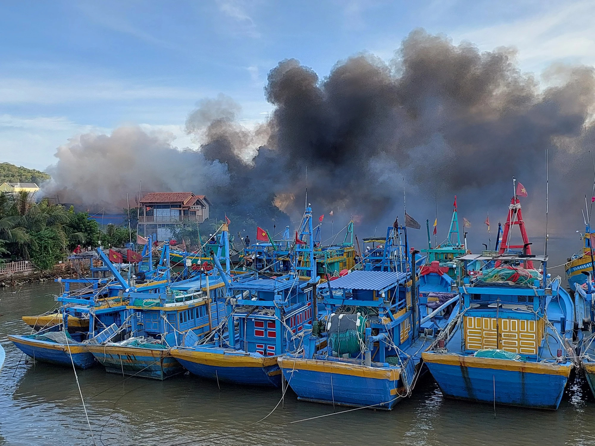 Cháy lớn ở Phan Thiết, ít nhất 11 con tàu của ngư dân đã bị thiêu rụi - Ảnh 1.