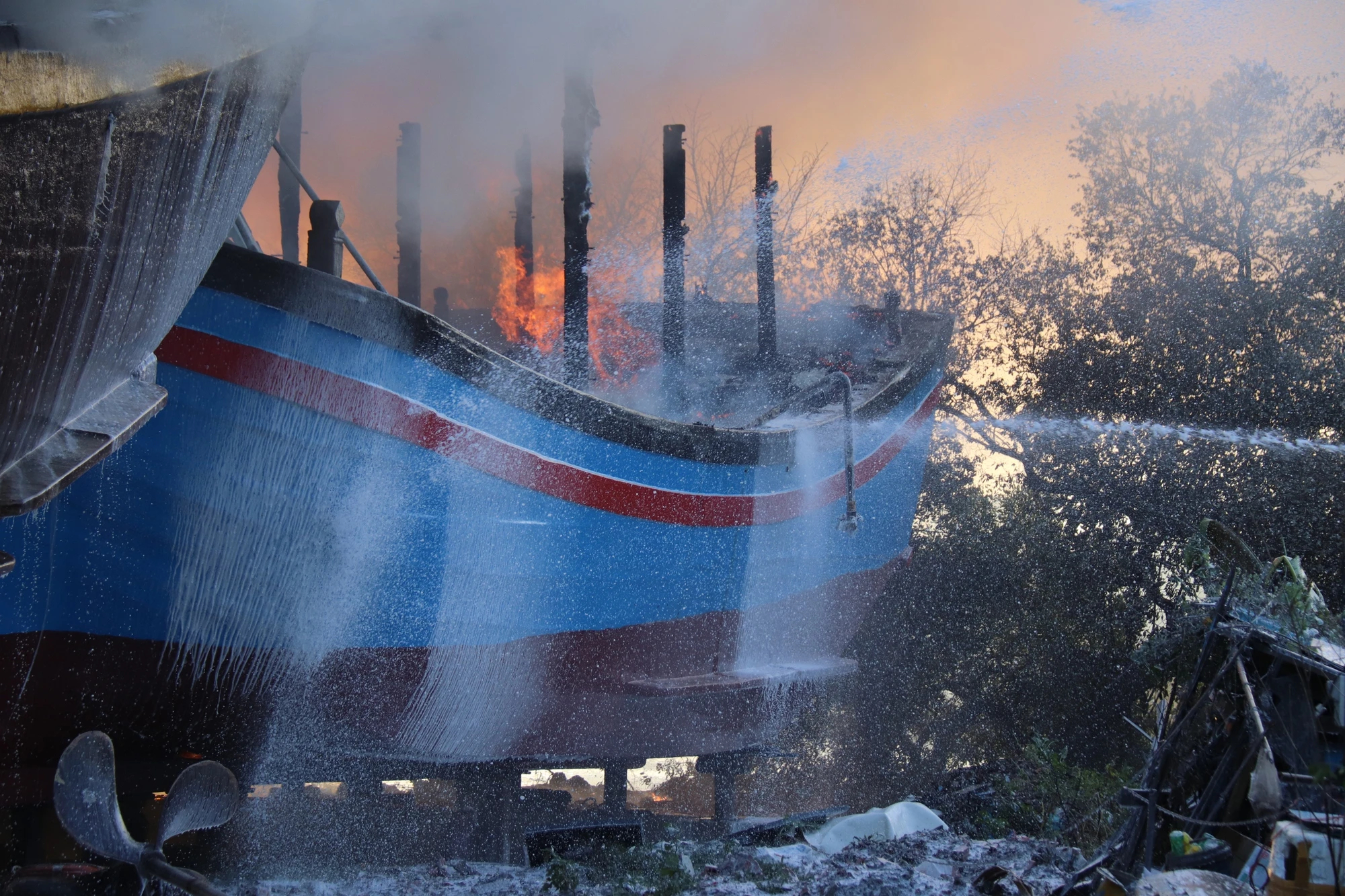 Cháy lớn ở Phan Thiết, ít nhất 11 con tàu của ngư dân đã bị thiêu rụi - Ảnh 6.