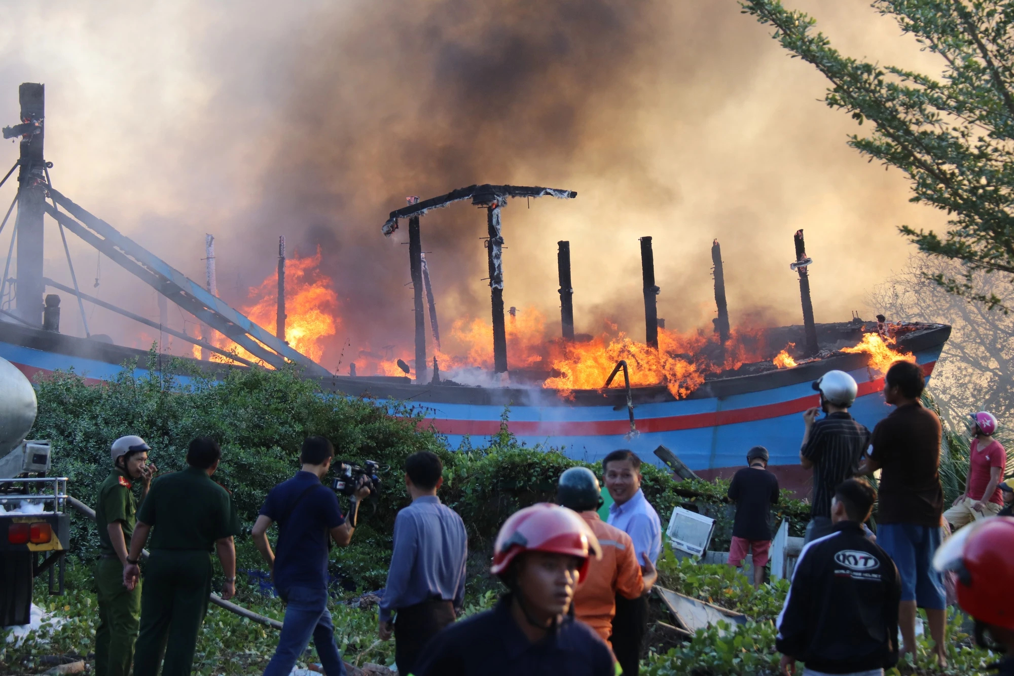 Cháy lớn ở Phan Thiết, ít nhất 11 con tàu của ngư dân đã bị thiêu rụi - Ảnh 7.