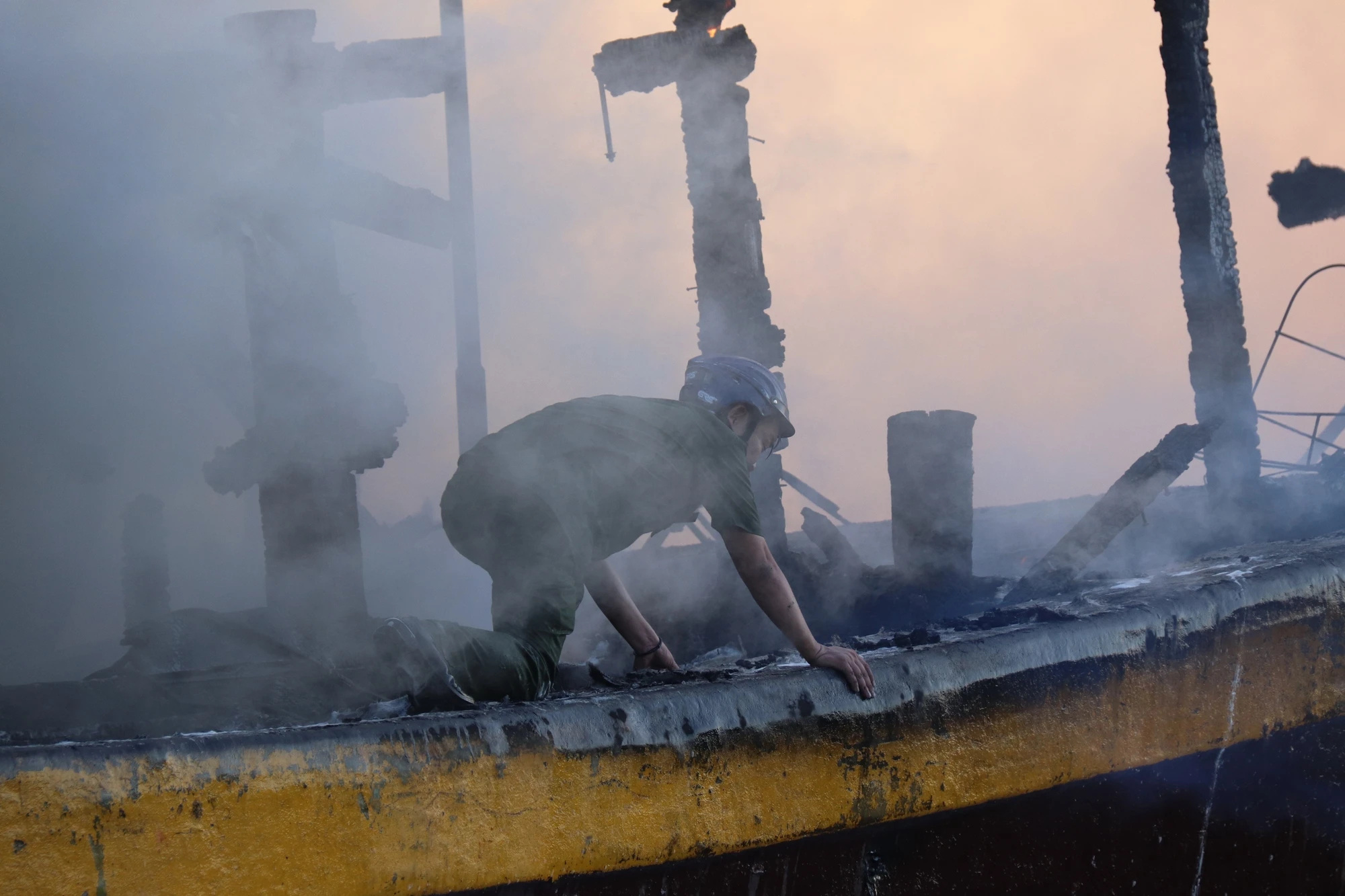 Cháy lớn ở Phan Thiết, ít nhất 11 con tàu của ngư dân đã bị thiêu rụi - Ảnh 10.