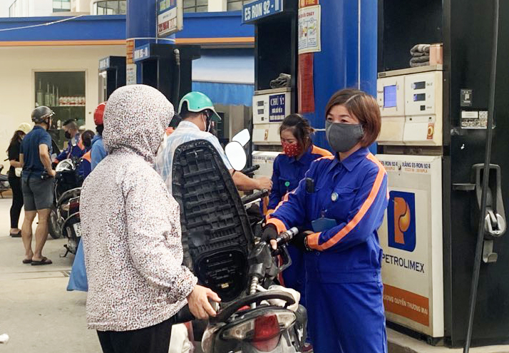 Giá xăng dầu đồng loạt giảm mạnh - Ảnh 1.