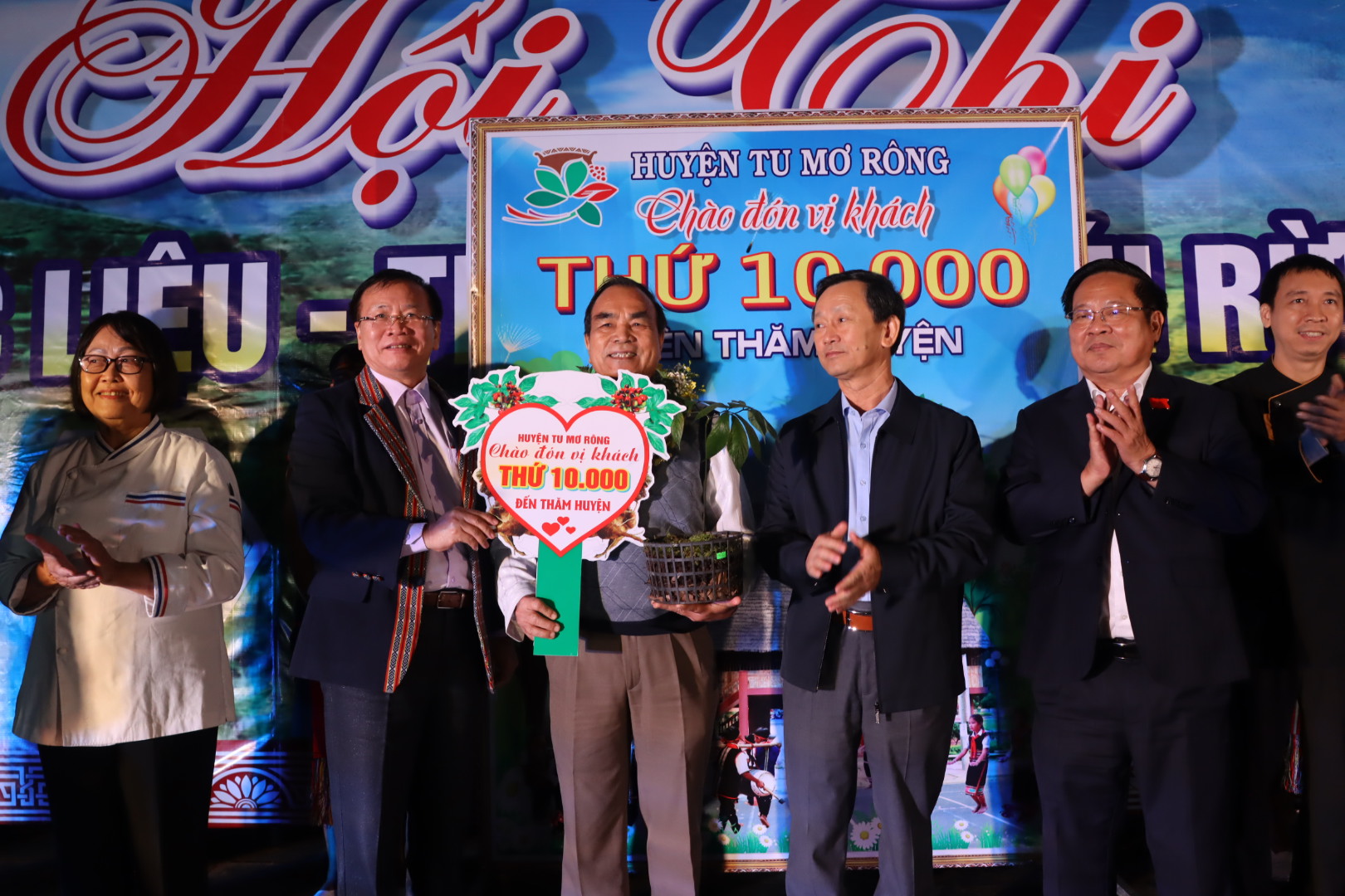 Khách du lịch thứ 10.000 được huyện miền núi tại Kon Tum tặng sâm Ngọc Linh - Ảnh 2.