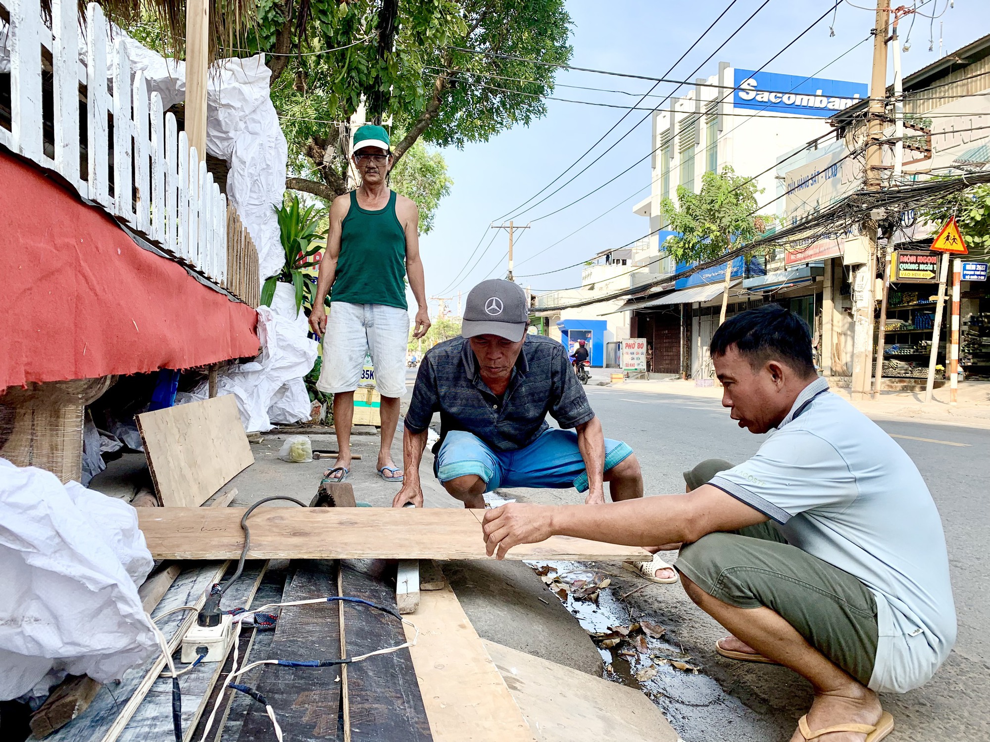 Người dân xóm đạo Phạm Thế Hiển may thêm áo dài, sẵn sàng chào đón Giáng sinh - Ảnh 4.