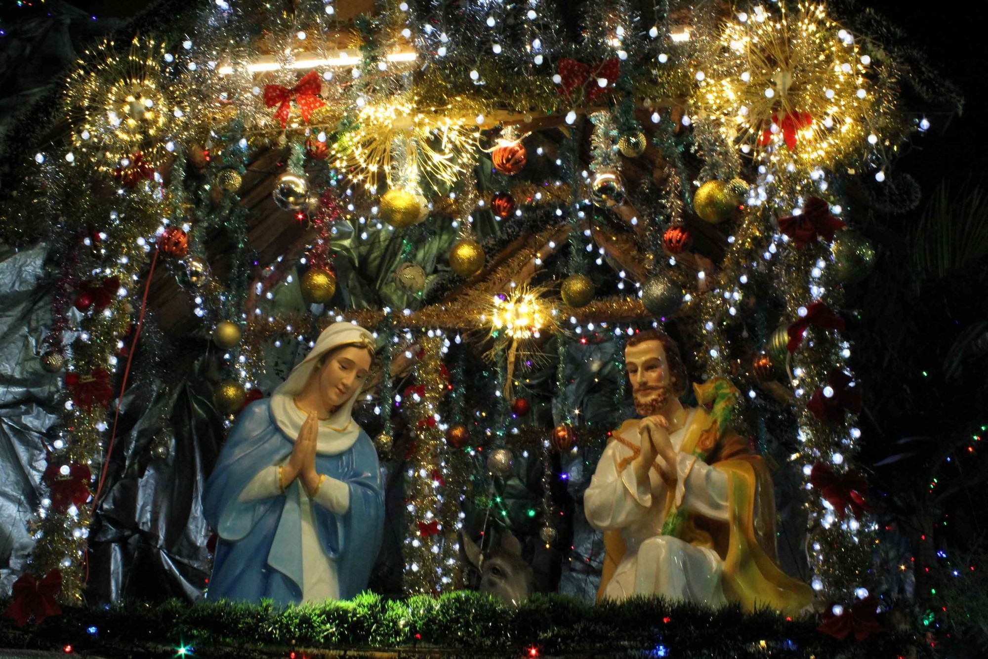 Những xóm đạo ở TP.HCM lên đèn đón Giáng Sinh: Người Công giáo tất bật trang trí  - Ảnh 1.