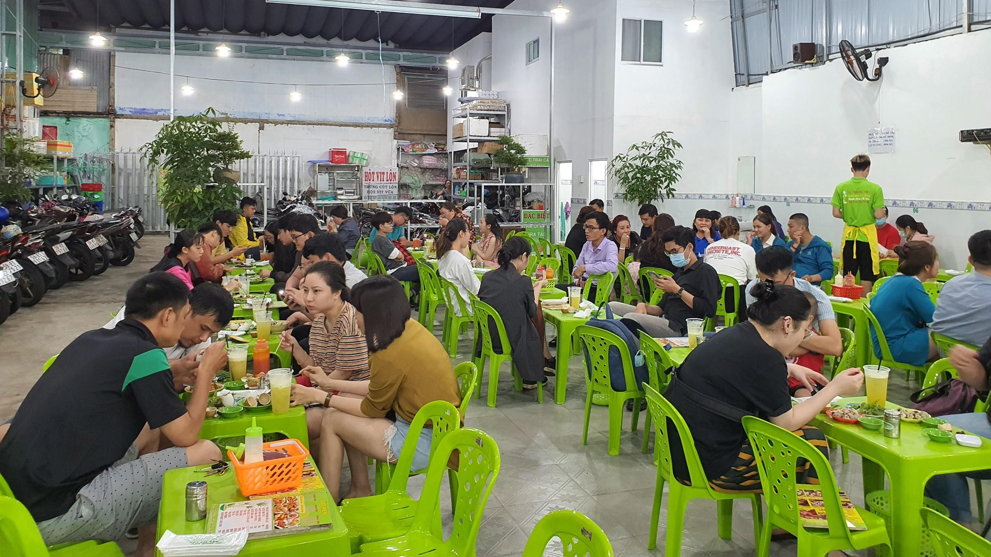 Mua hộp kem ghi chuyển khoản 'Tạm ứng yêu thương, trả góp bằng ánh mắt' - Ảnh 2.