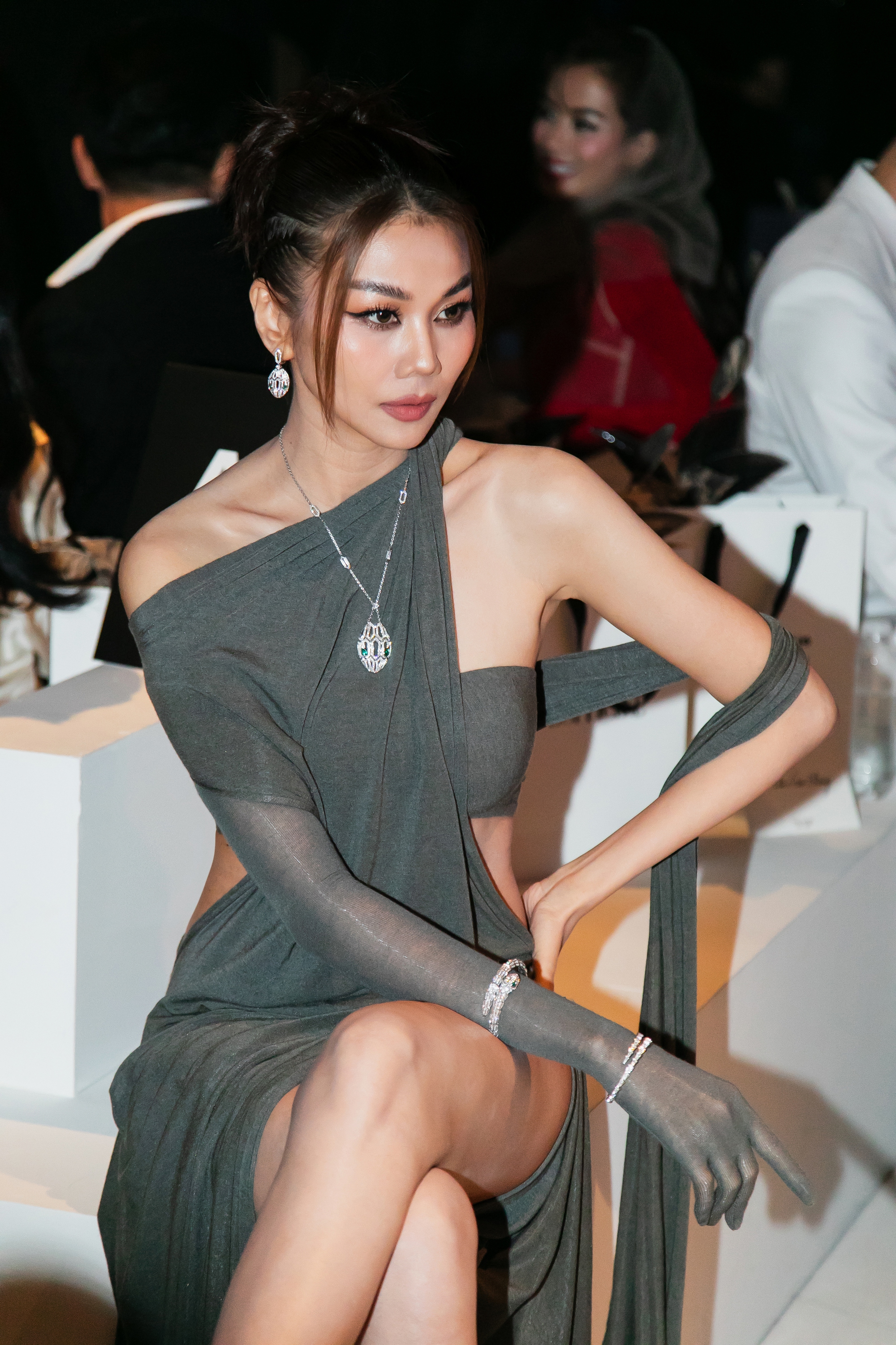 Siêu mẫu Thanh Hằng đeo trang sức 5,5 tỷ đồng đi sự kiện  - Ảnh 8.