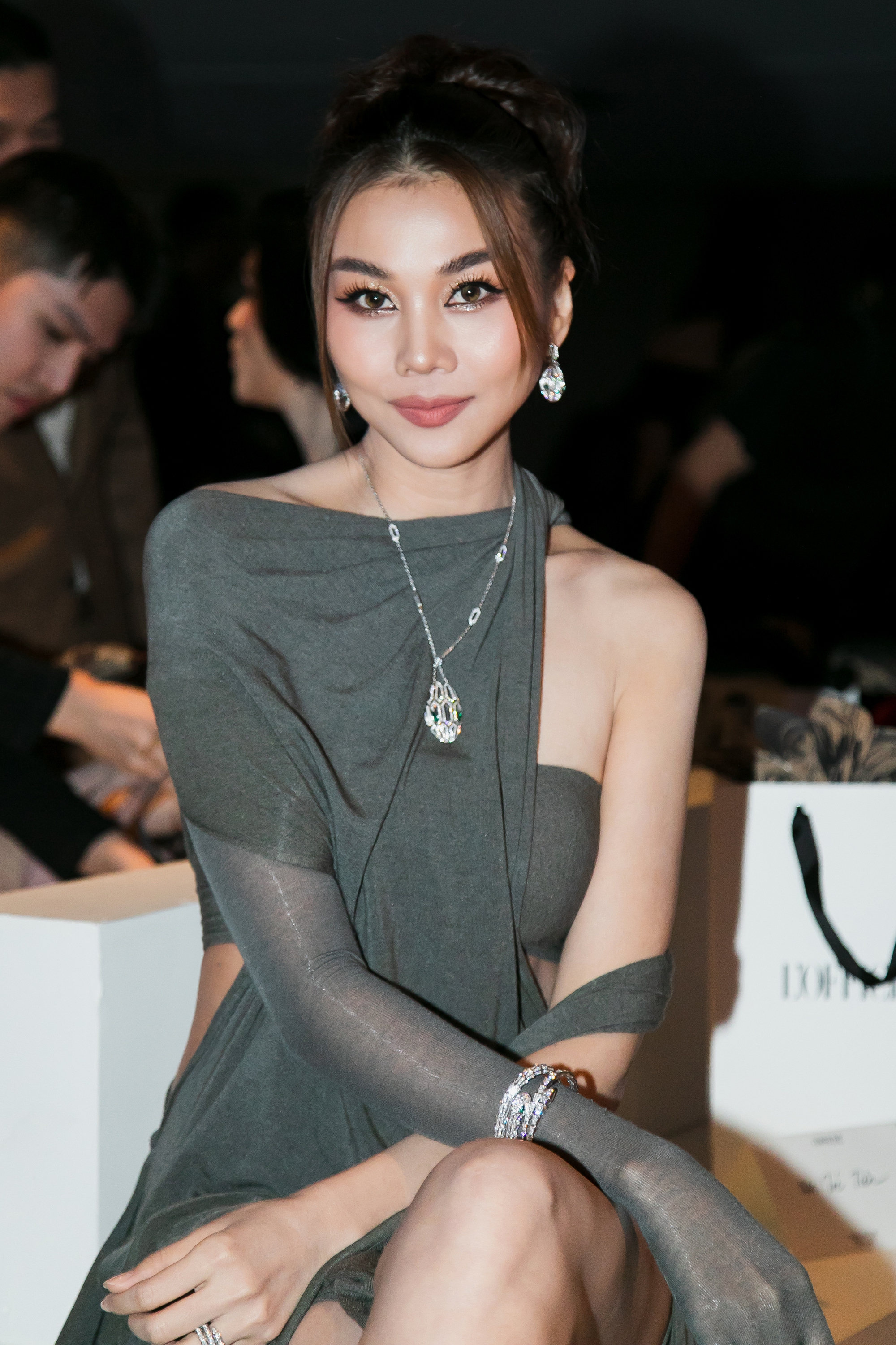Siêu mẫu Thanh Hằng đeo trang sức 5,5 tỷ đồng đi sự kiện  - Ảnh 5.