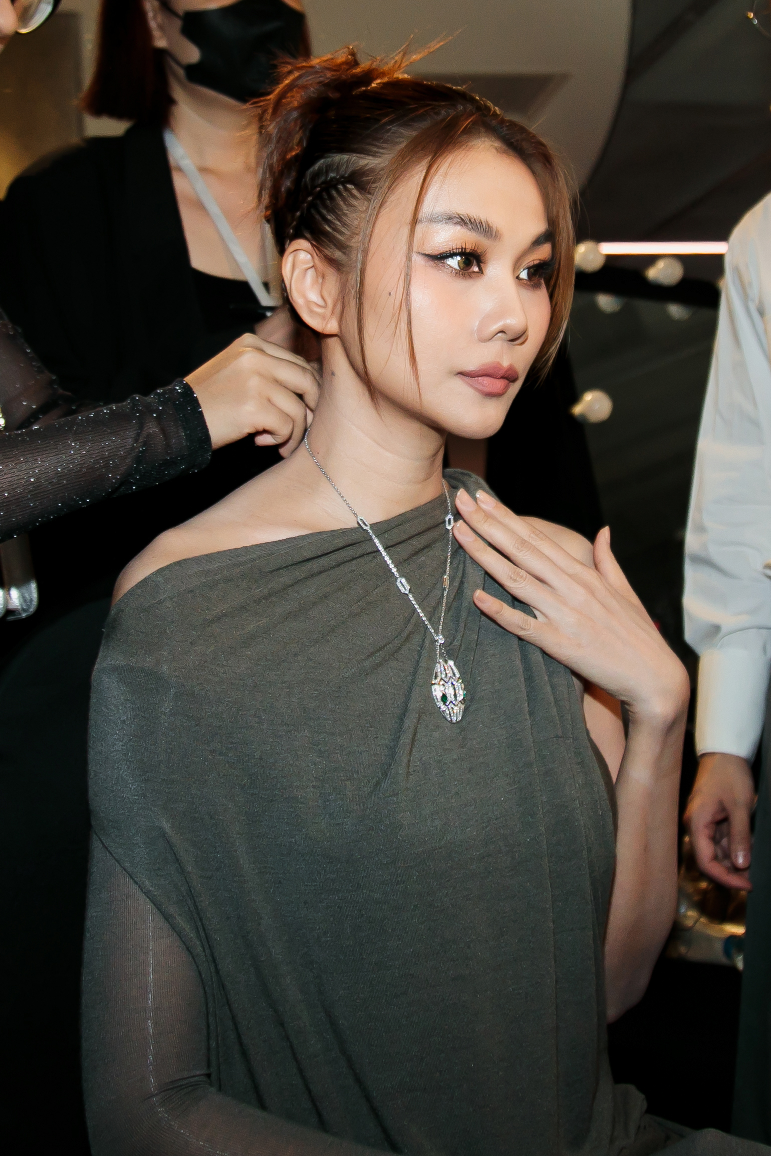 Siêu mẫu Thanh Hằng đeo trang sức 5,5 tỷ đồng đi sự kiện  - Ảnh 3.