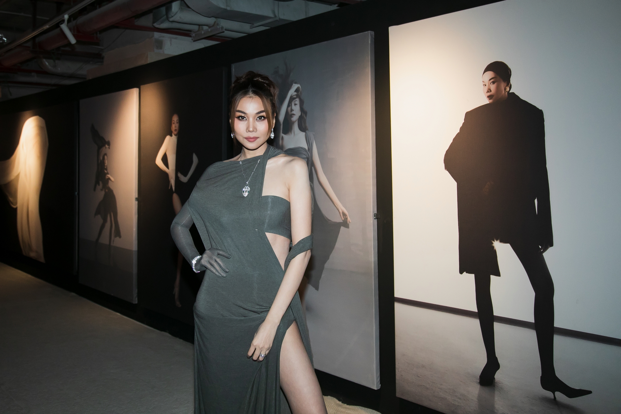 Siêu mẫu Thanh Hằng đeo trang sức 5,5 tỷ đồng đi sự kiện  - Ảnh 9.