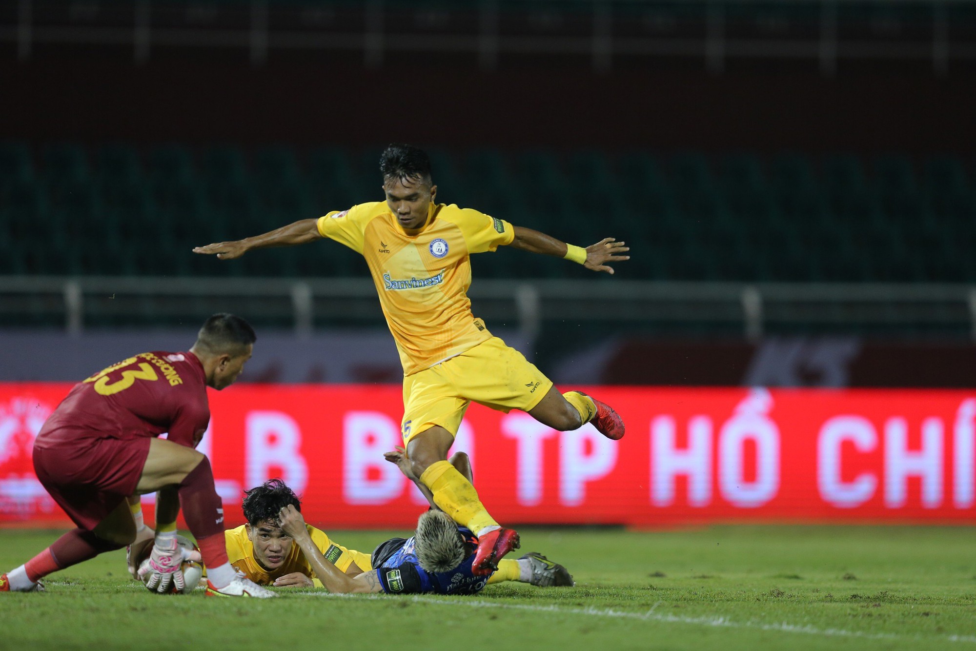 'Bom' được gỡ phút chót, CLB Khánh Hòa không bỏ V-League - Ảnh 1.