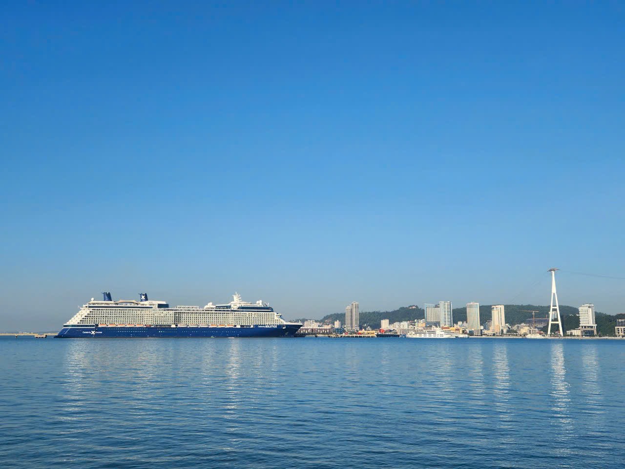 Hạ Long sôi động du lịch tàu biển cuối năm  - Ảnh 2.