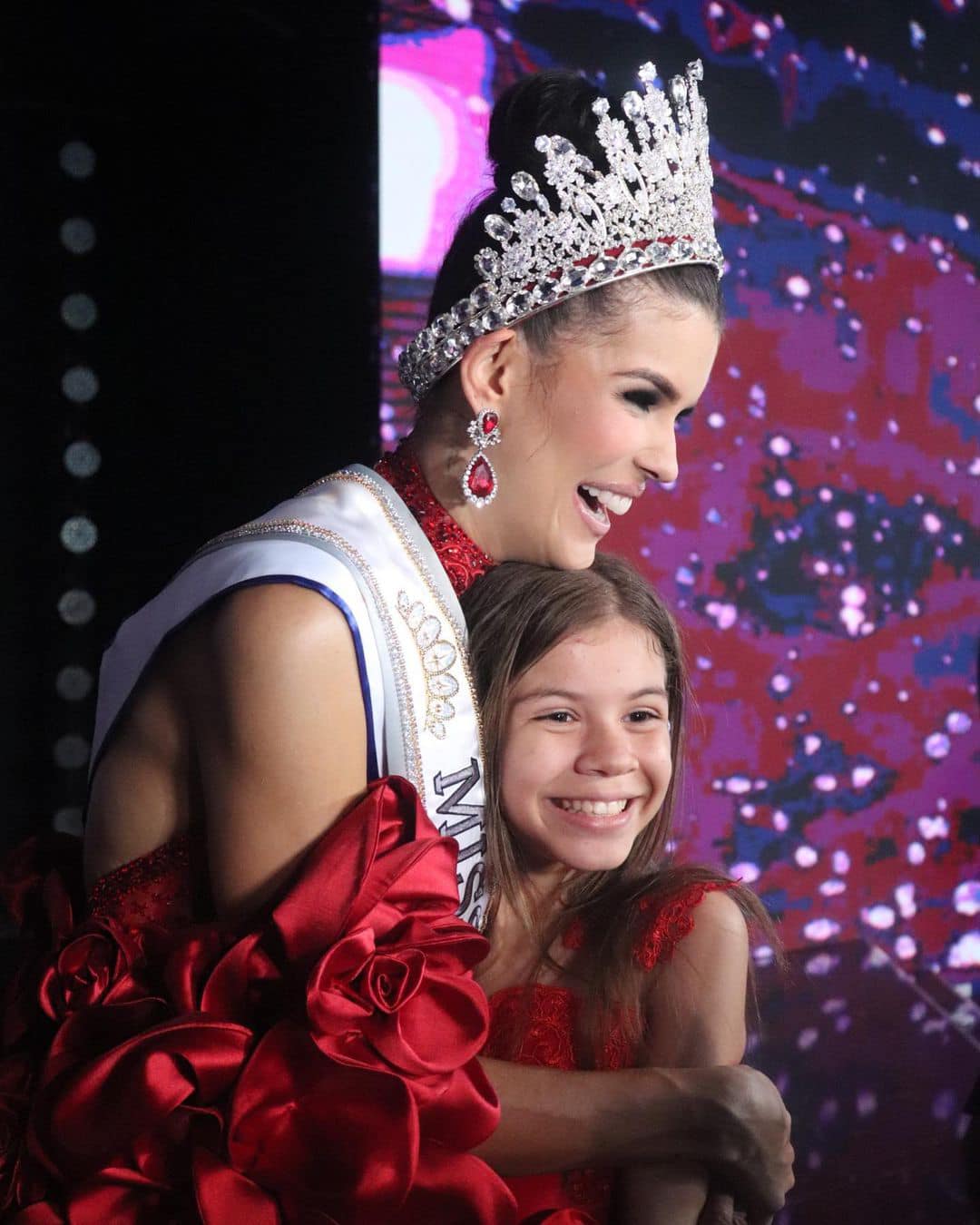 Người đẹp có con năm 16 tuổi gây tranh cãi khi đăng quang Hoa hậu Venezuela - Ảnh 2.